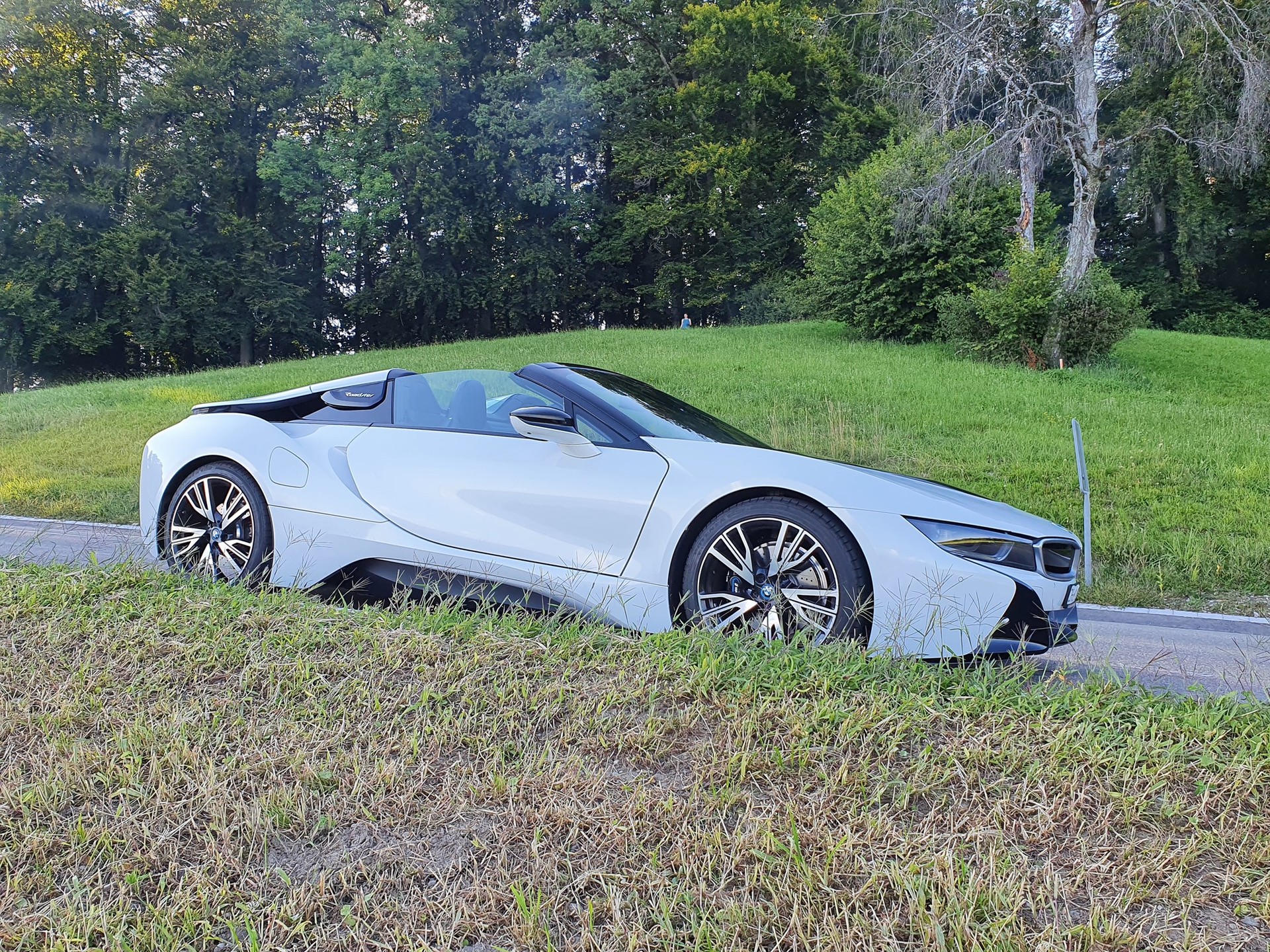 BMW i8 Roadster-image-7