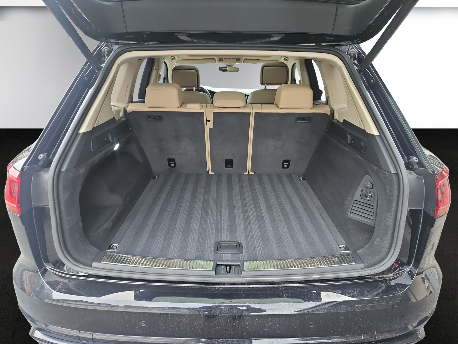 VW Touareg 3.0 TDI Atmosphere Tiptronic R-Line-image-18