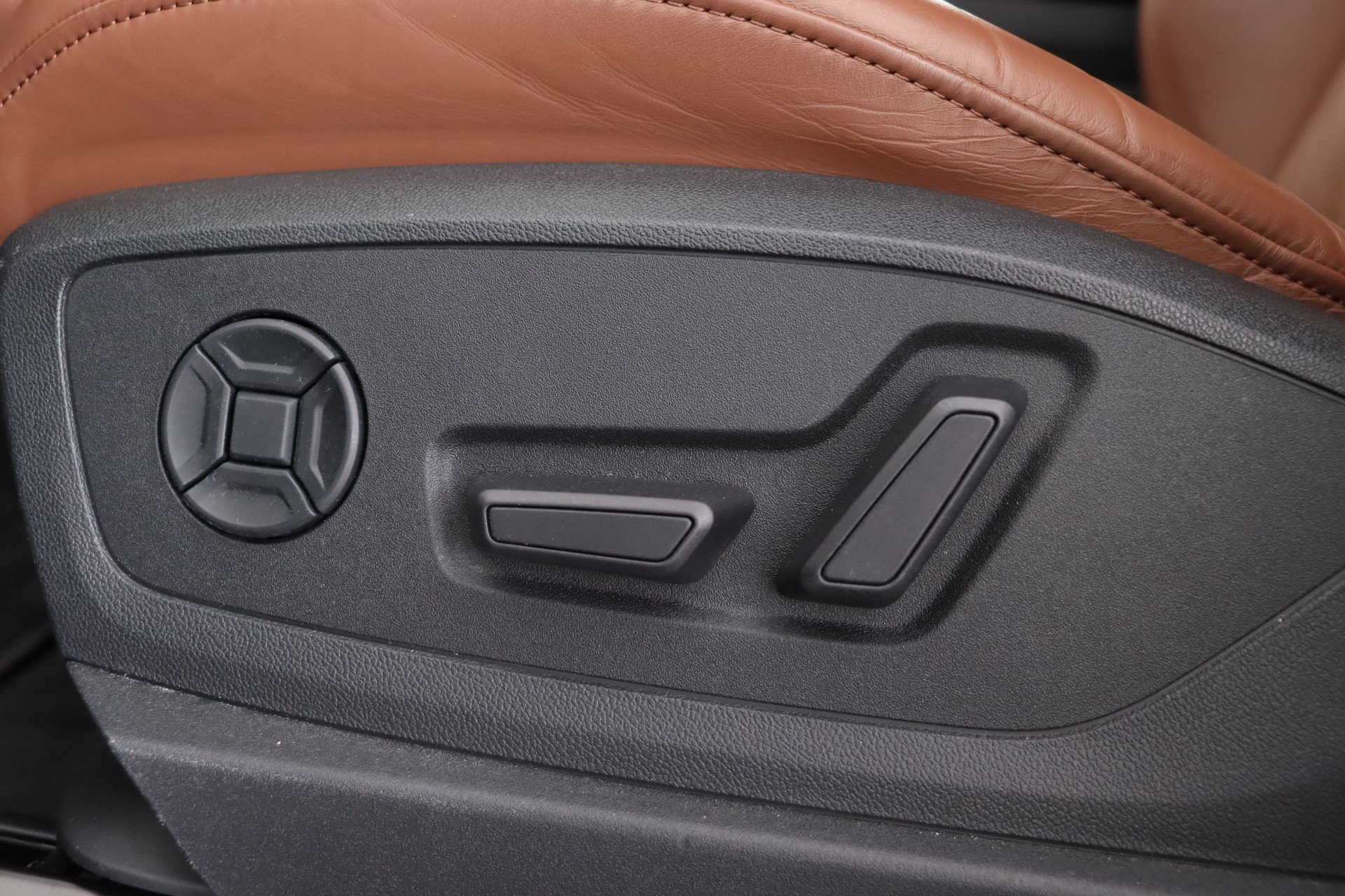 AUDI e-tron 55 Advanced quattro-image-12
