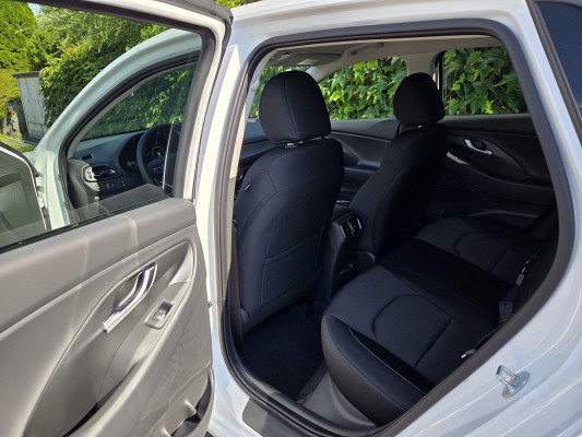 HYUNDAI i30 1.5 T-GDi Amplia DCT-image-7