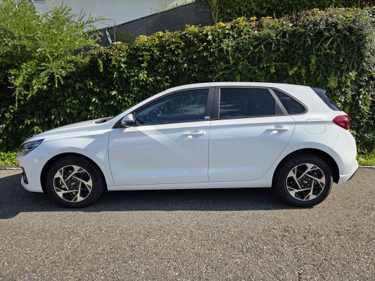 HYUNDAI i30 1.5 T-GDi Amplia DCT-image-2