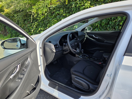 HYUNDAI i30 1.5 T-GDi Amplia DCT-image-5