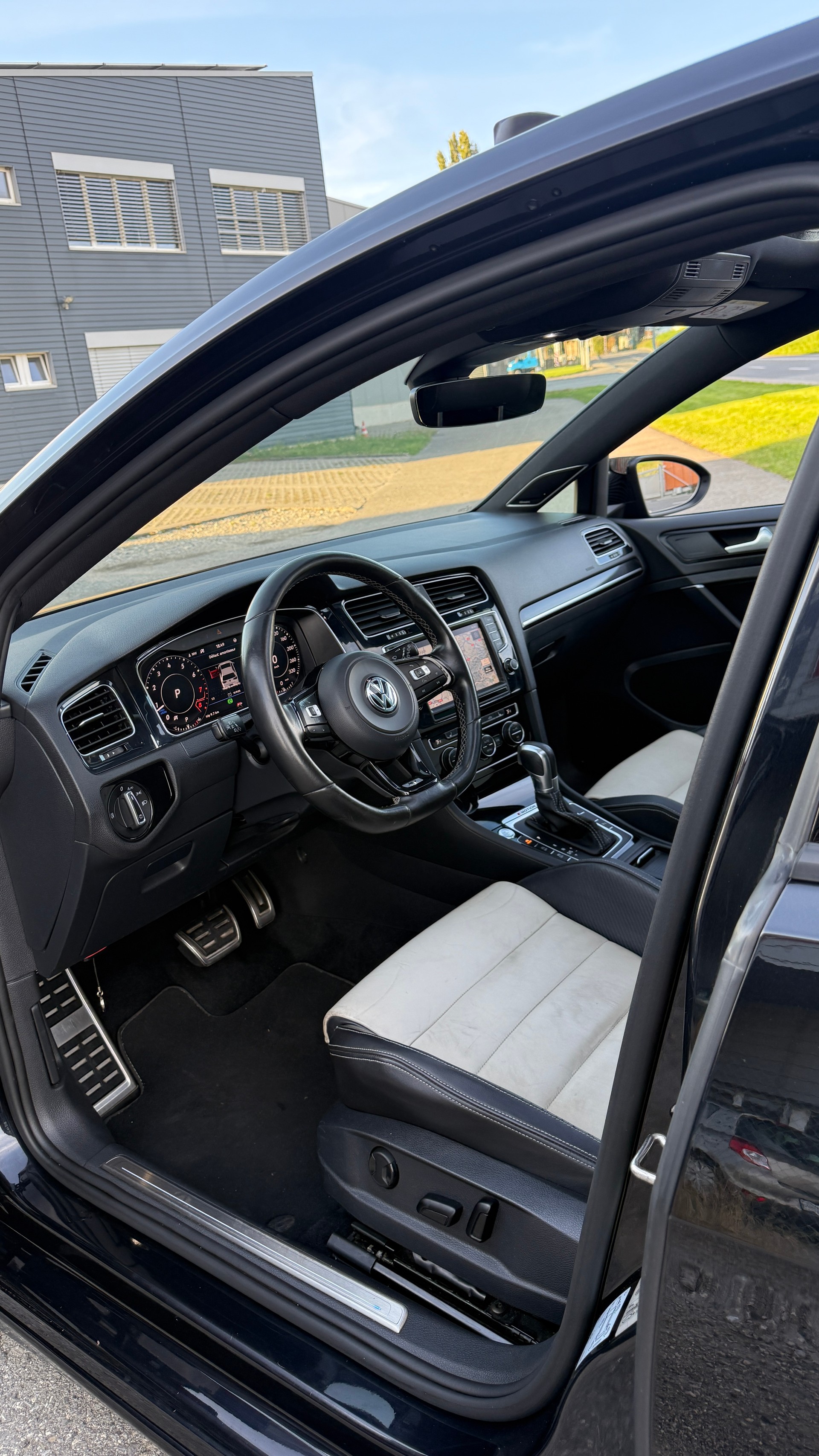 VW Golf 2.0 TSI R 4Motion DSG-image-9