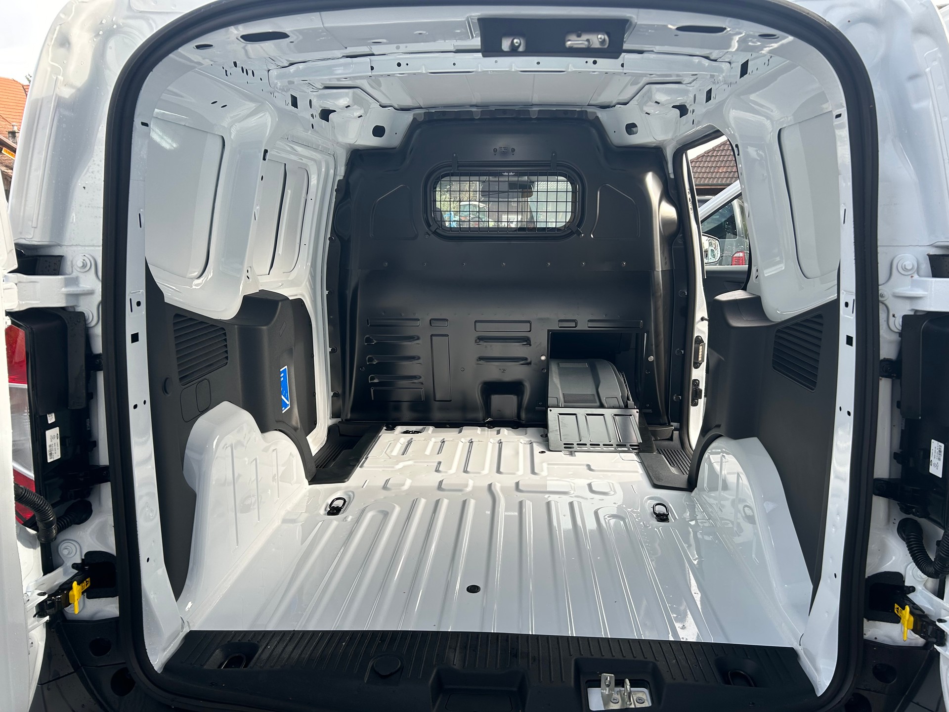 FORD Transit Courier Van 1.0 EcoBoost Trend-image-6