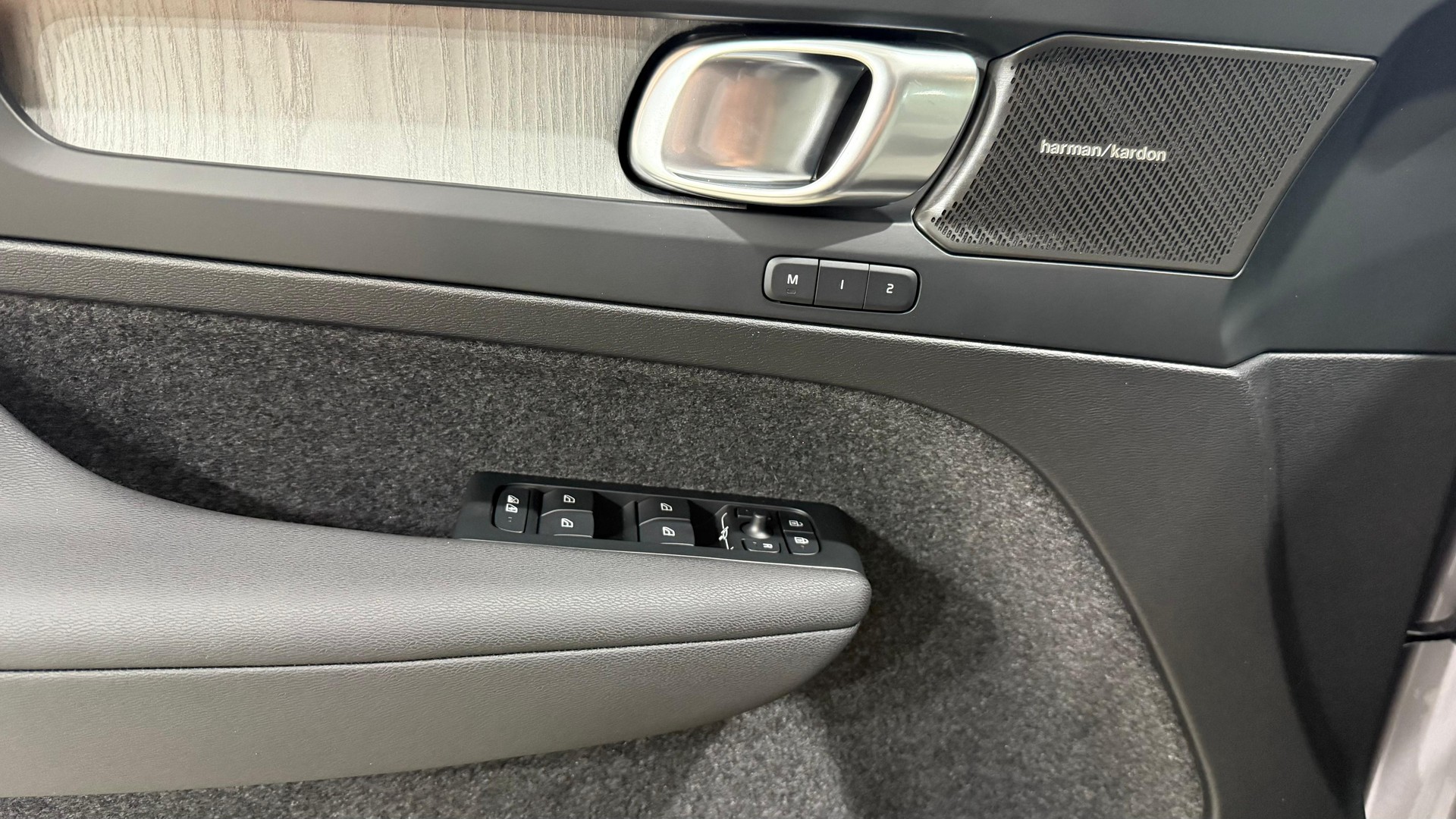 VOLVO EX40 Twin Ultra AWD-image-11