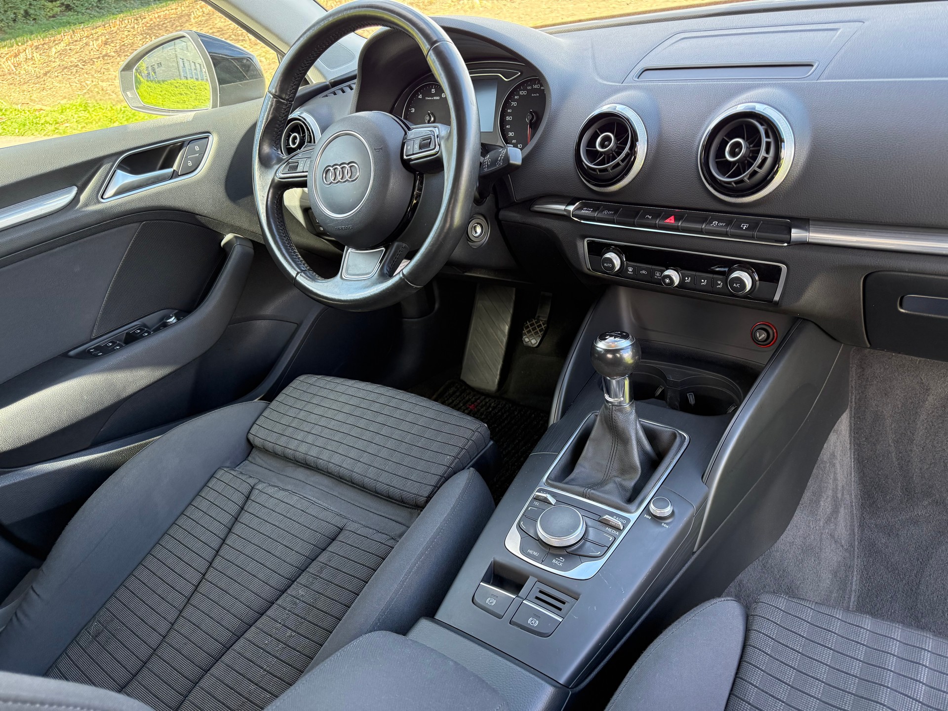 AUDI A3 Sportback 1.8 TFSI Ambition-image-4