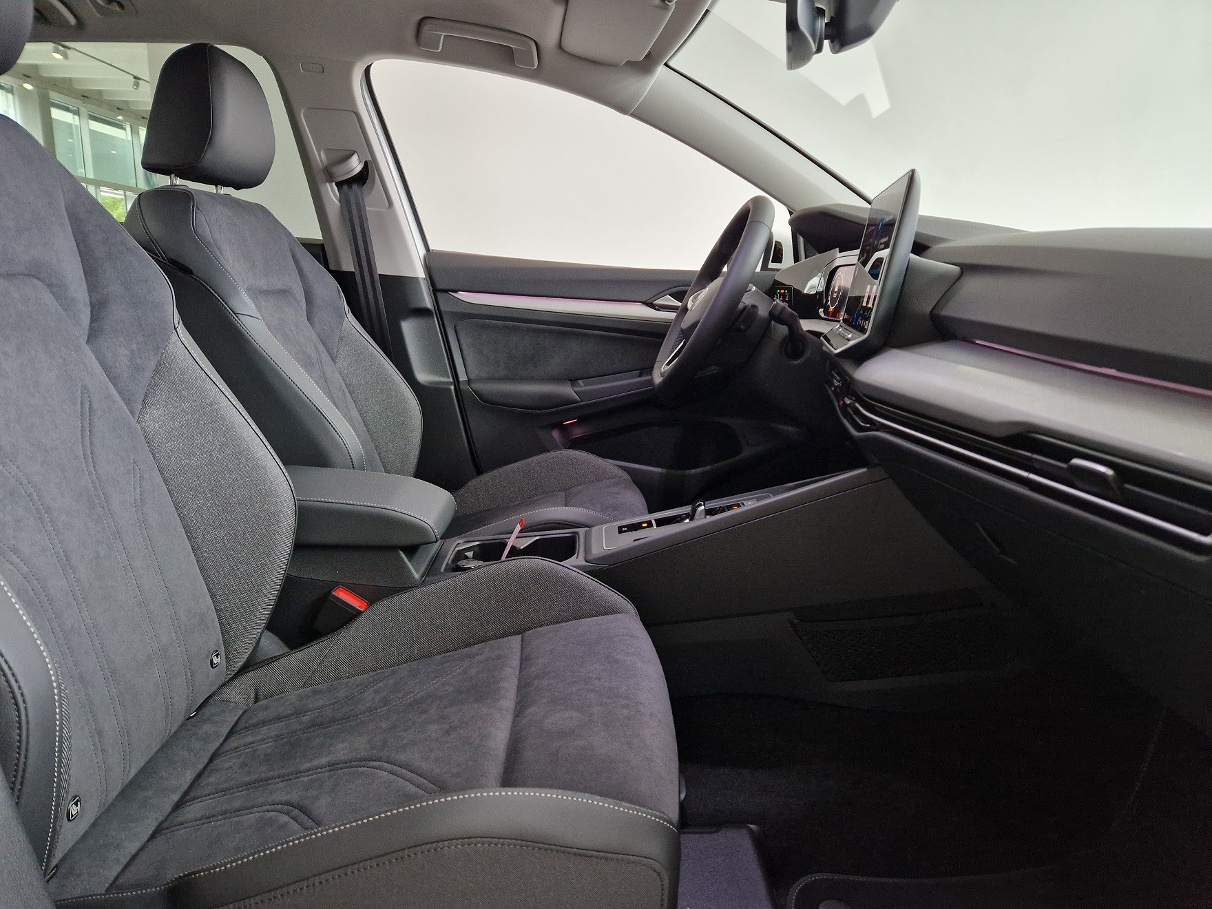 VW Golf Variant 1.5 eTSI mHEV Life DSG-image-11