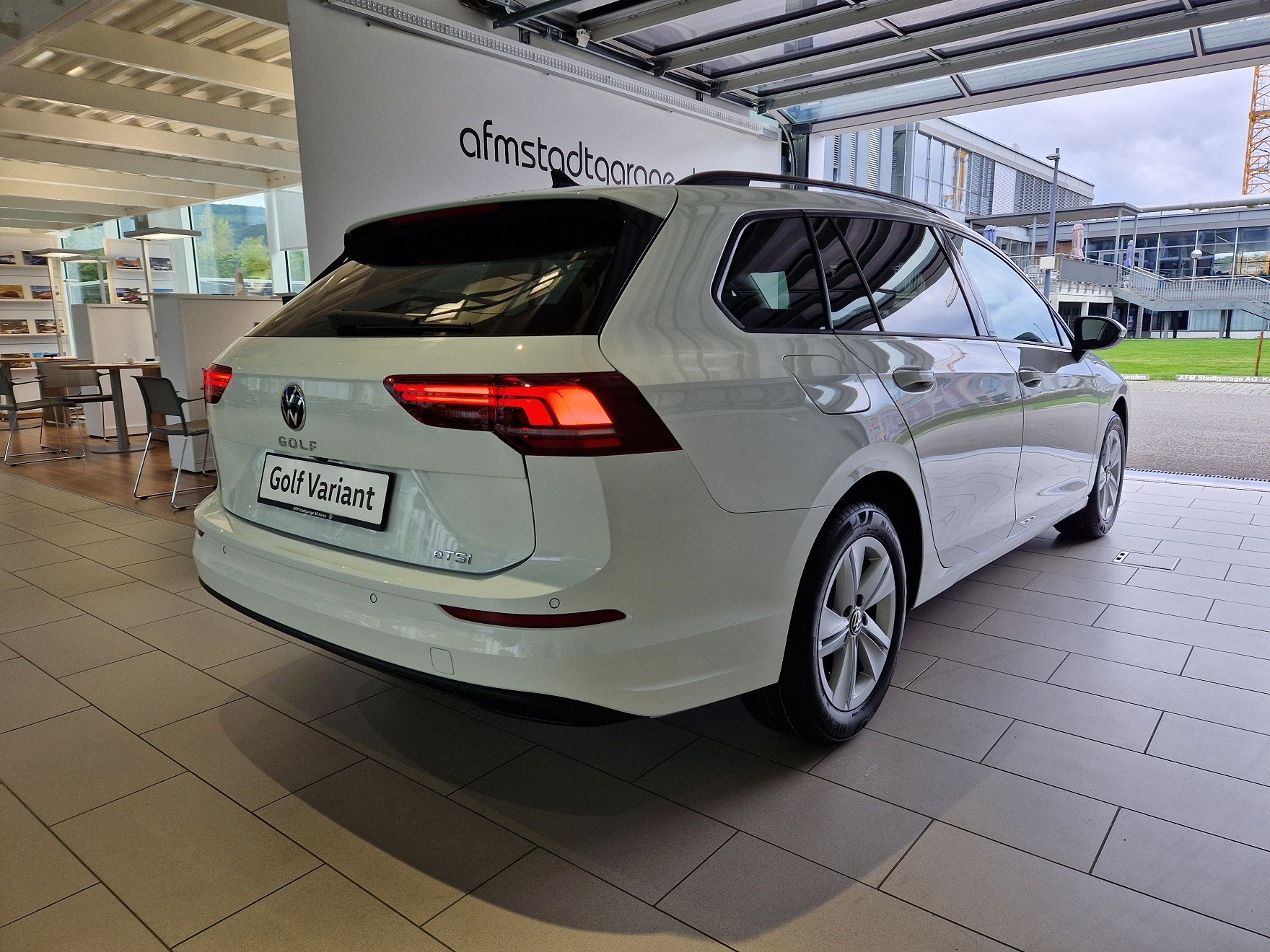 VW Golf Variant 1.5 eTSI mHEV Life DSG-image-2