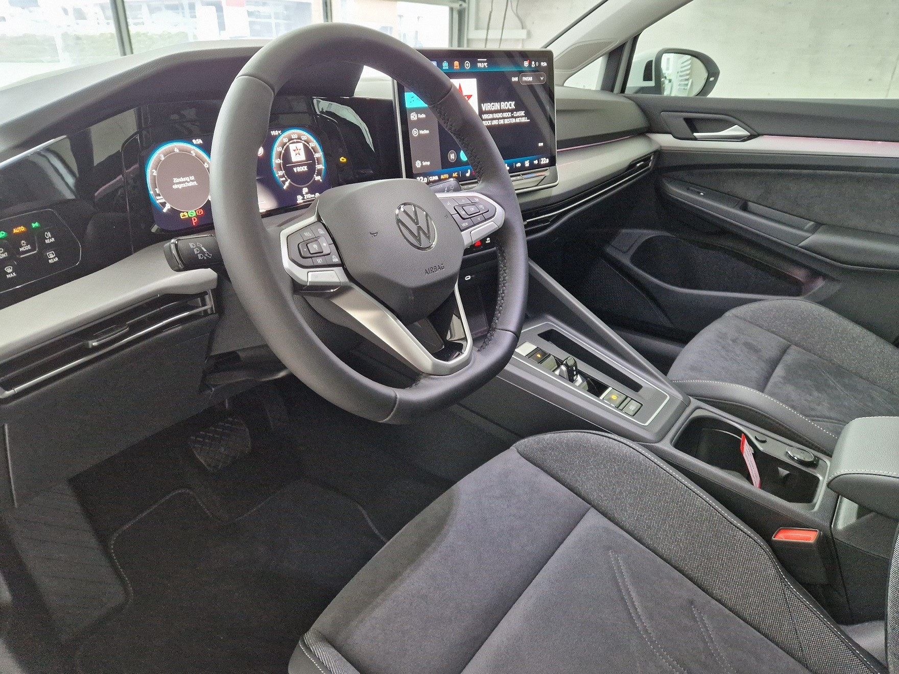 VW Golf Variant 1.5 eTSI mHEV Life DSG-image-5