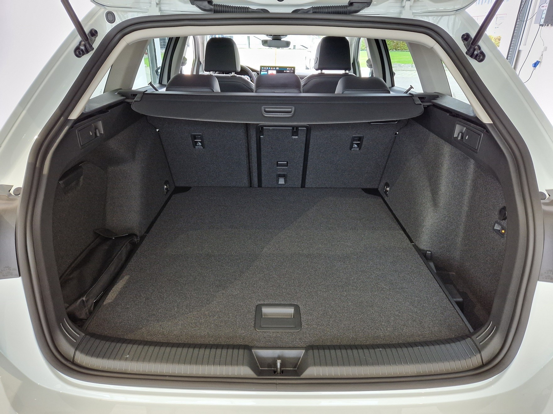 VW Golf Variant 1.5 eTSI mHEV Life DSG-image-12