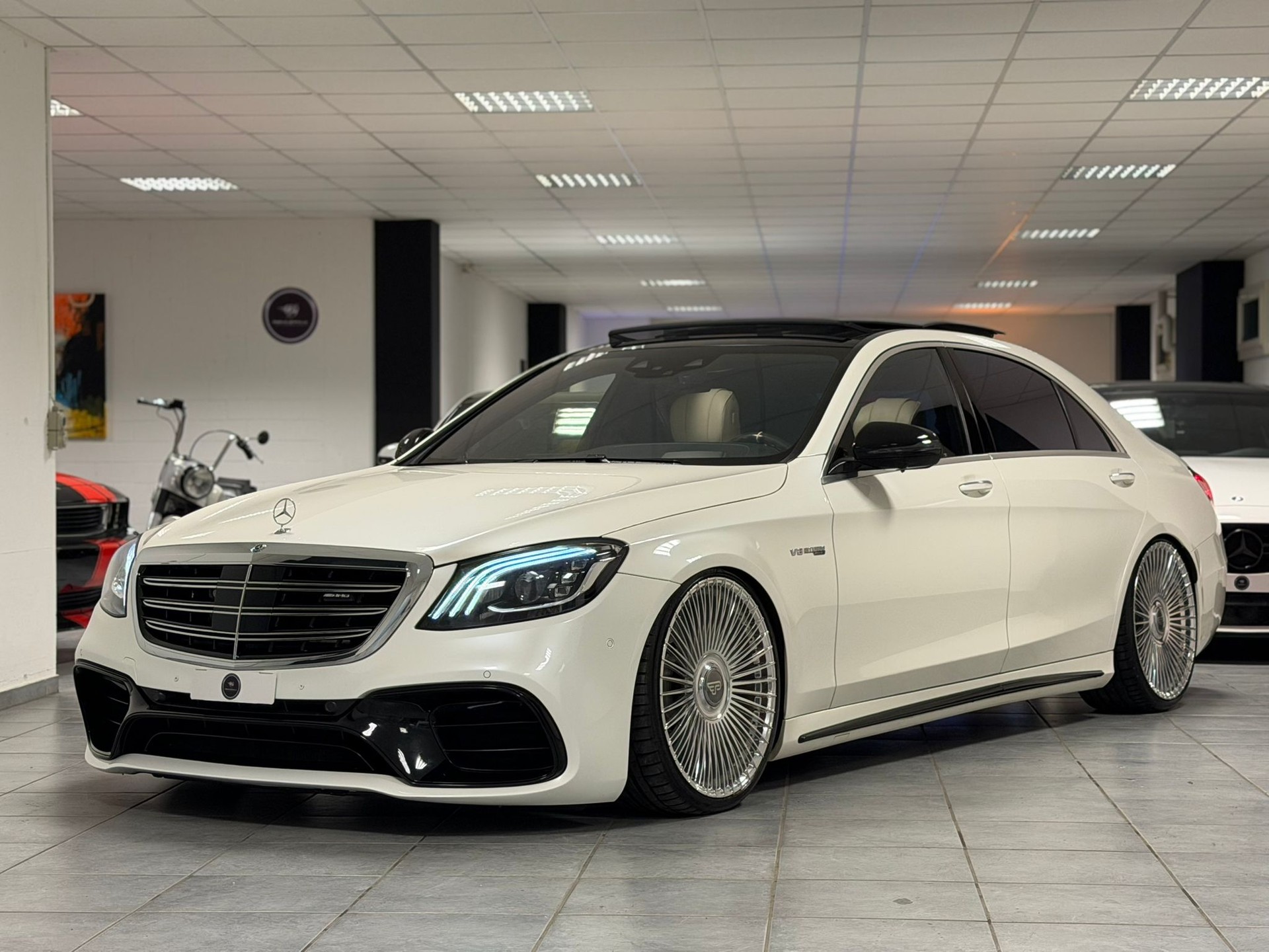 MERCEDES-BENZ S 63 AMG L 4Matic+ 9G-Tronic-showroom-element-2