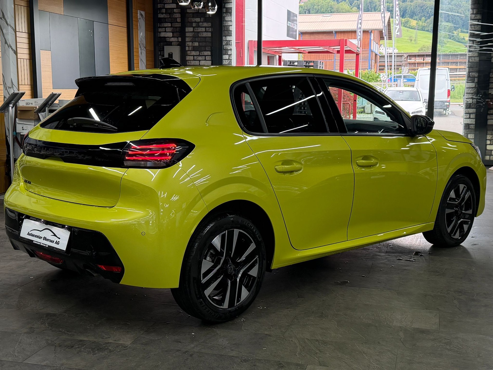 PEUGEOT 208 1.2 PureTech Allure-image-3