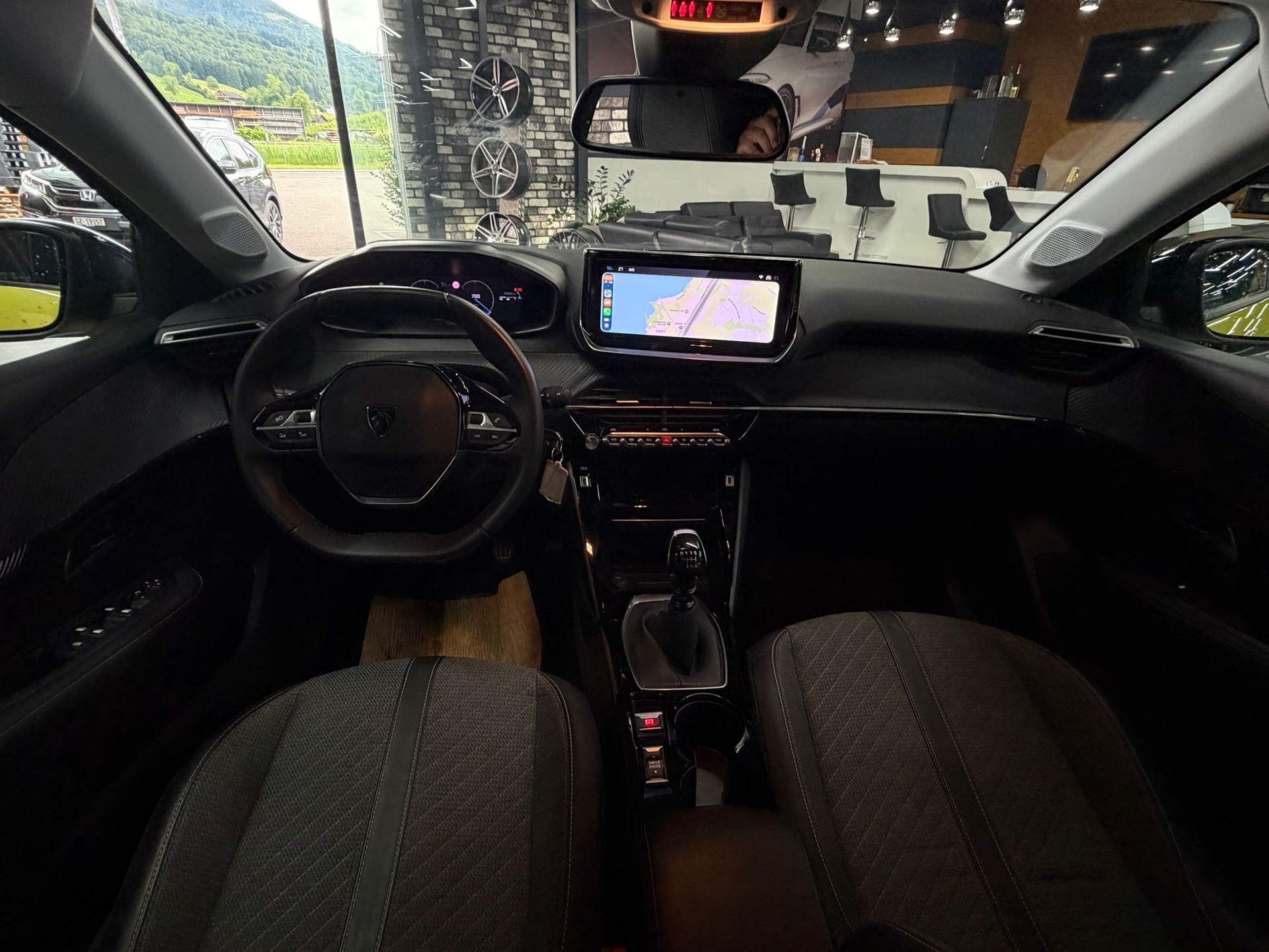 PEUGEOT 208 1.2 PureTech Allure-image-10