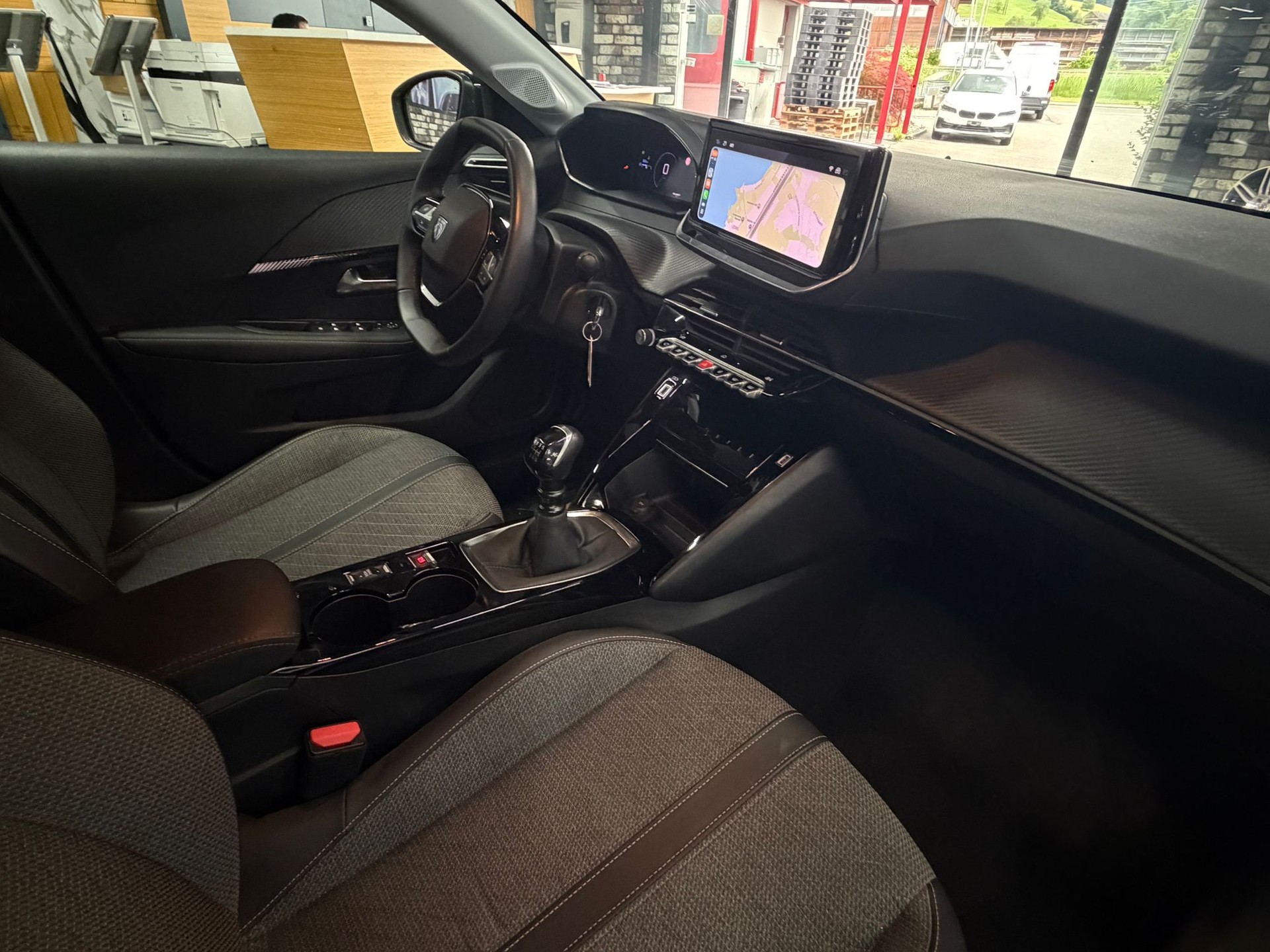 PEUGEOT 208 1.2 PureTech Allure-image-16