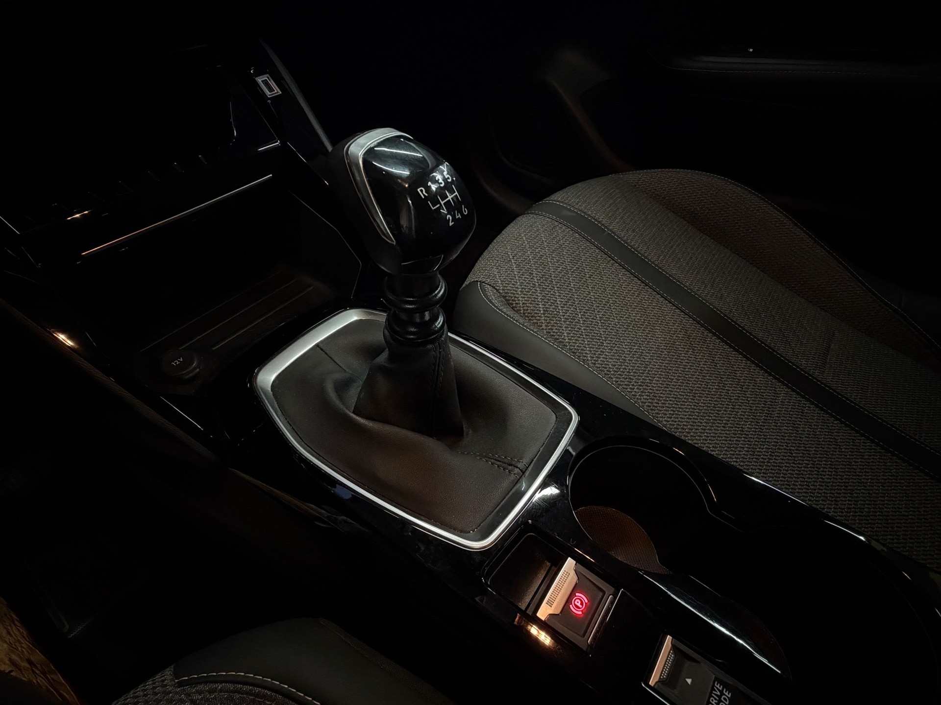 PEUGEOT 208 1.2 PureTech Allure-image-15