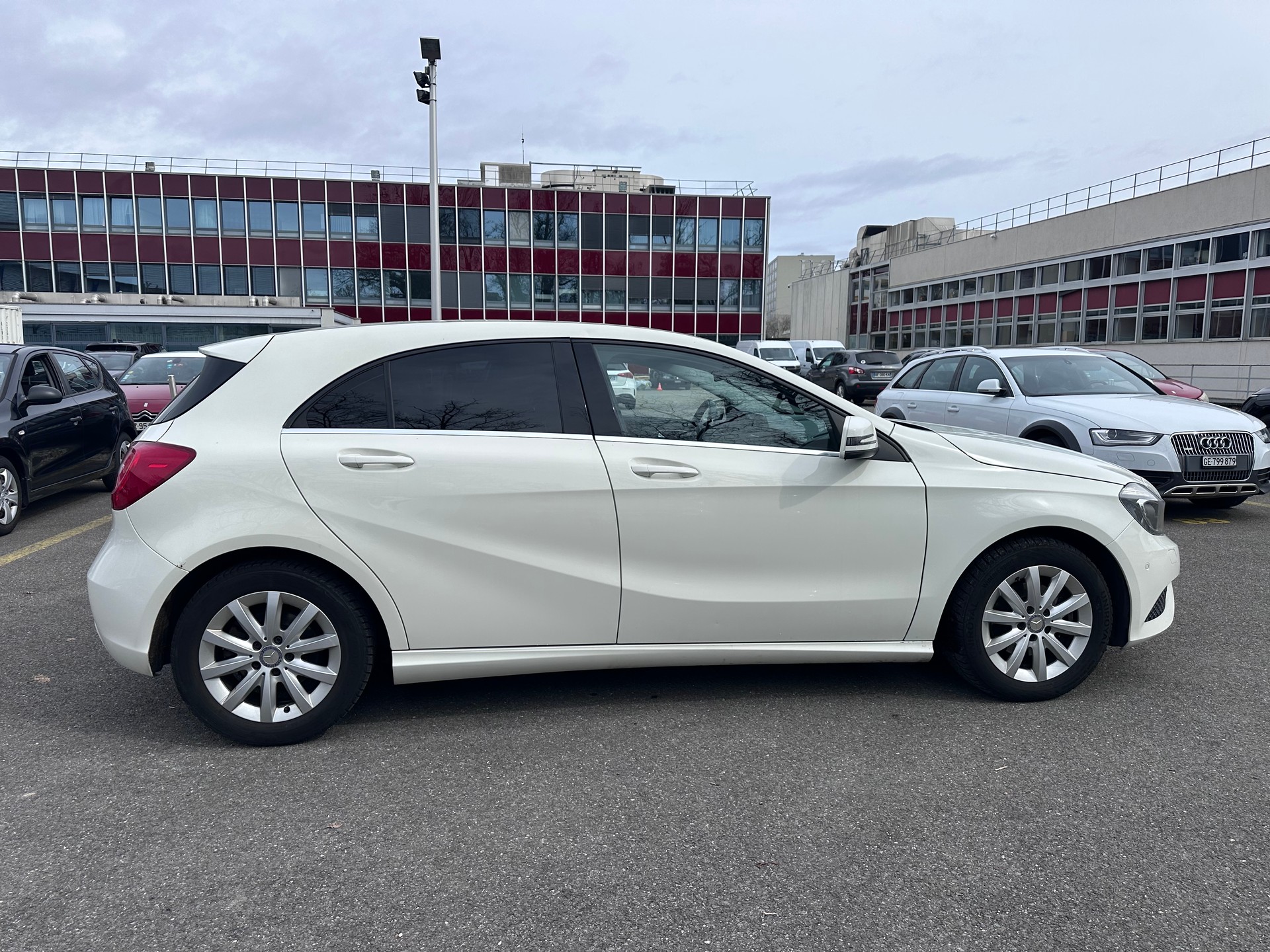 MERCEDES-BENZ A 180 BlueEfficiency Edition Style-image-4