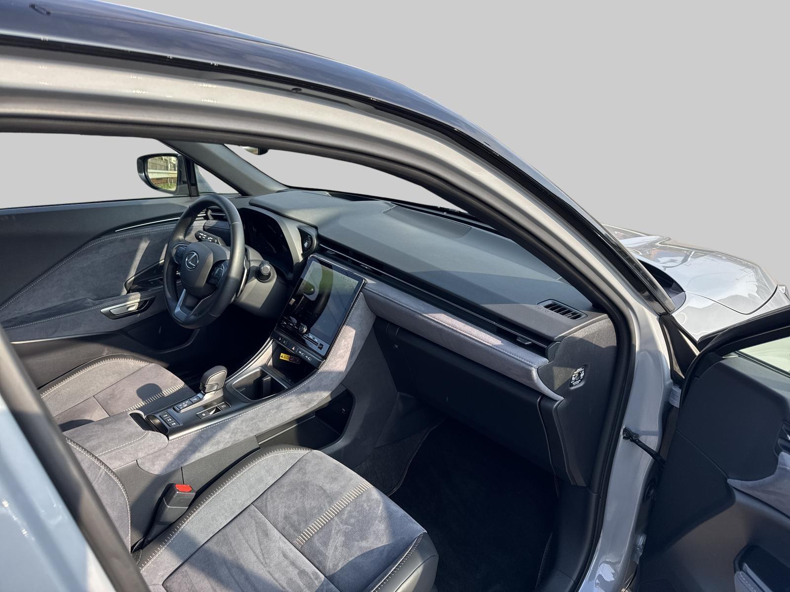 LEXUS LBX FWD Cool CVT-image-11