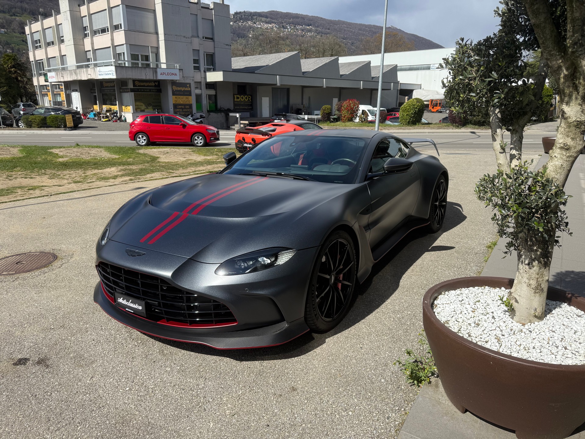 ASTON MARTIN V12 Vantage Coupé 5.2 V12 Bi-Turbo *** 1 of 333***-image-5