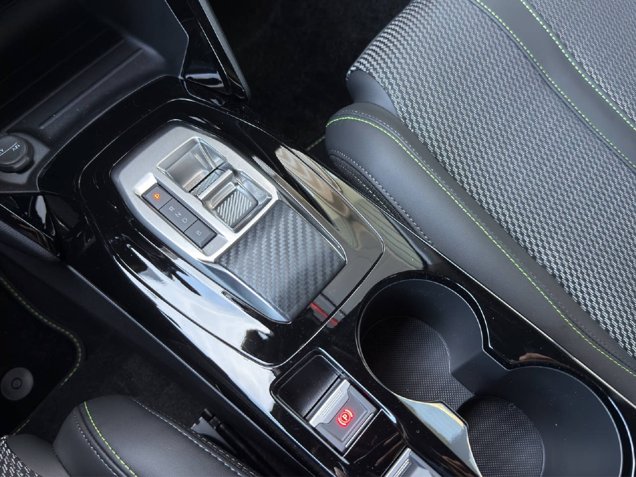 PEUGEOT 208 e-GT-image-12