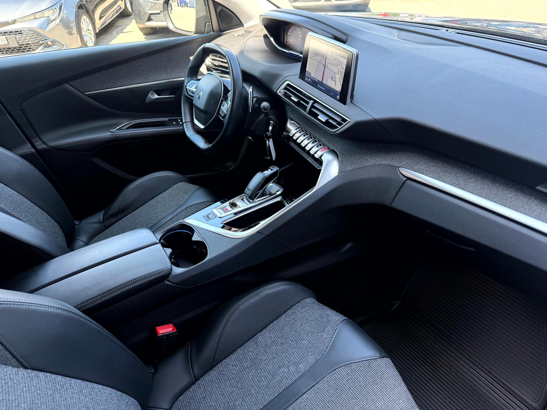 PEUGEOT 3008 1.2 PureTech Allure Noir Perla EAT8-image-15