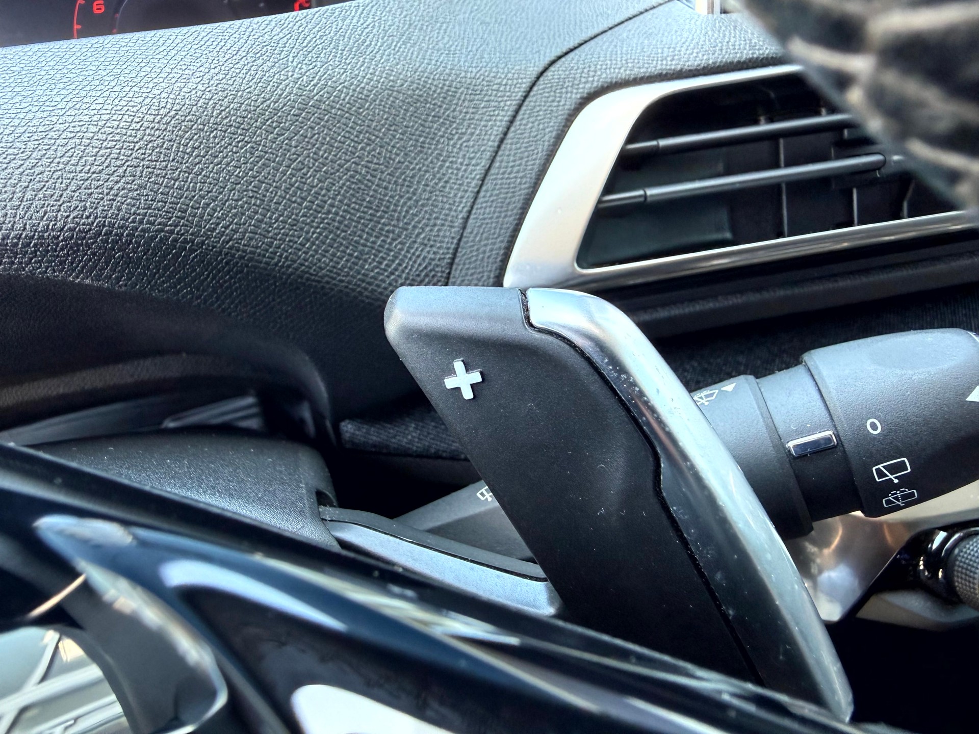 PEUGEOT 3008 1.2 PureTech Allure Noir Perla EAT8-image-21