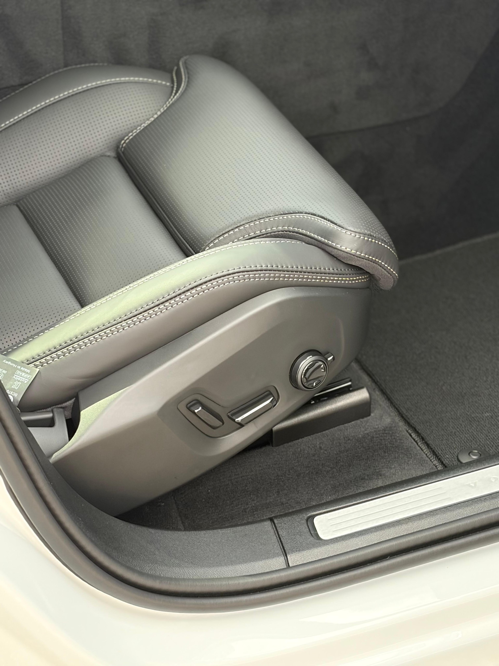 VOLVO XC60 2.0 T8 TE Black Edition eAWD-image-9