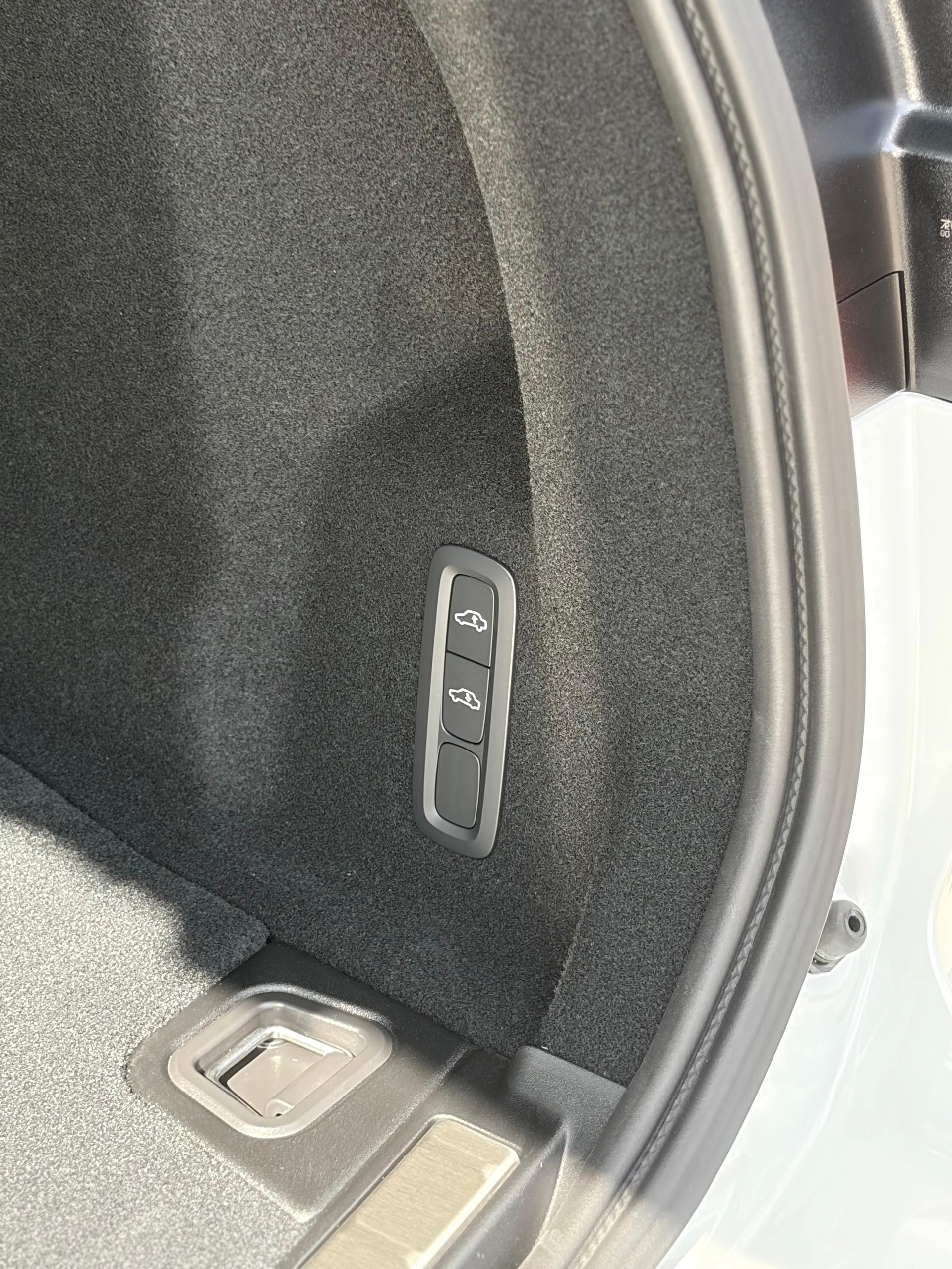 VOLVO XC60 2.0 T8 TE Black Edition eAWD-image-18