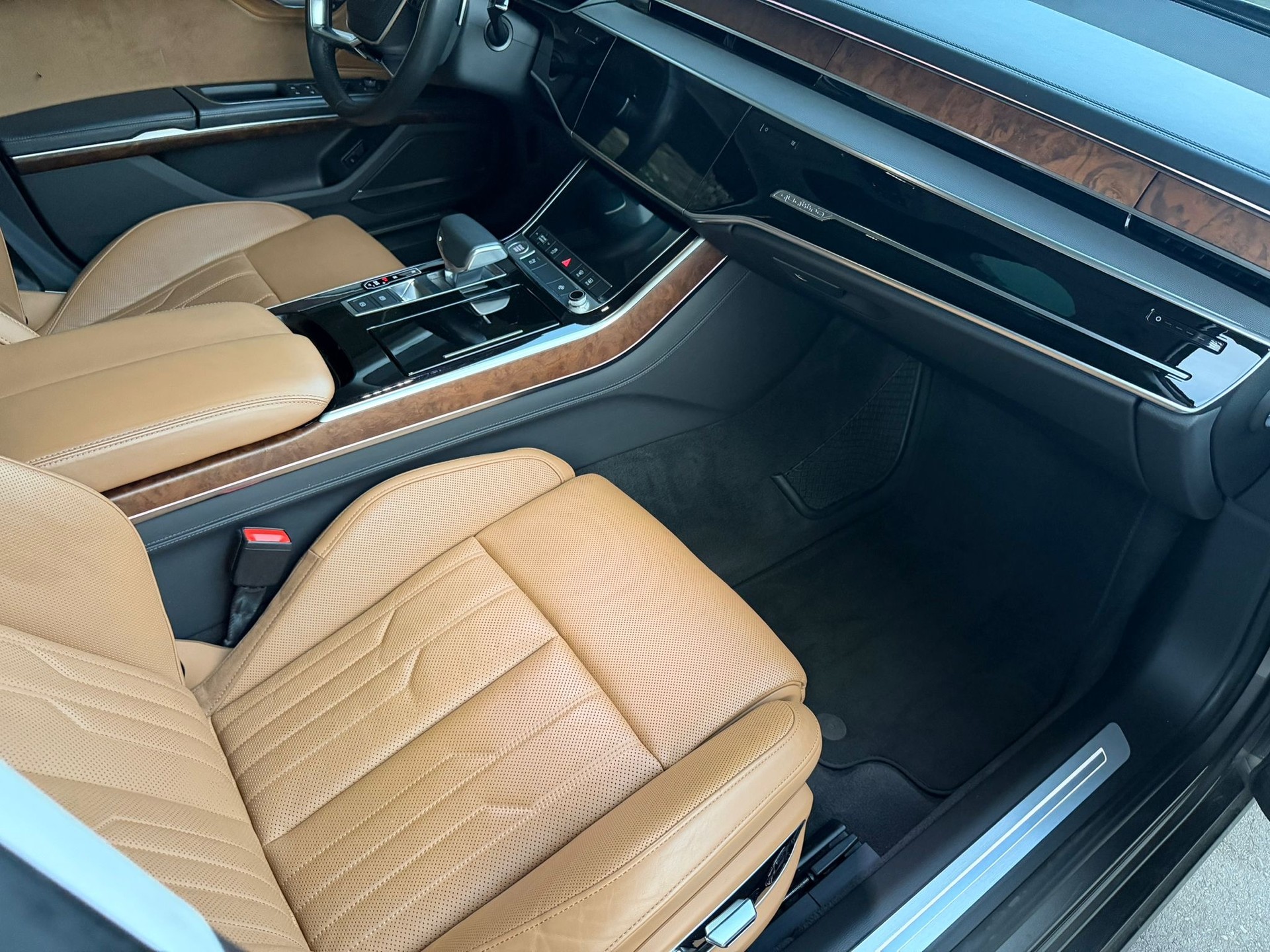 AUDI A8 55 L TFSI quattro tiptronic-image-9