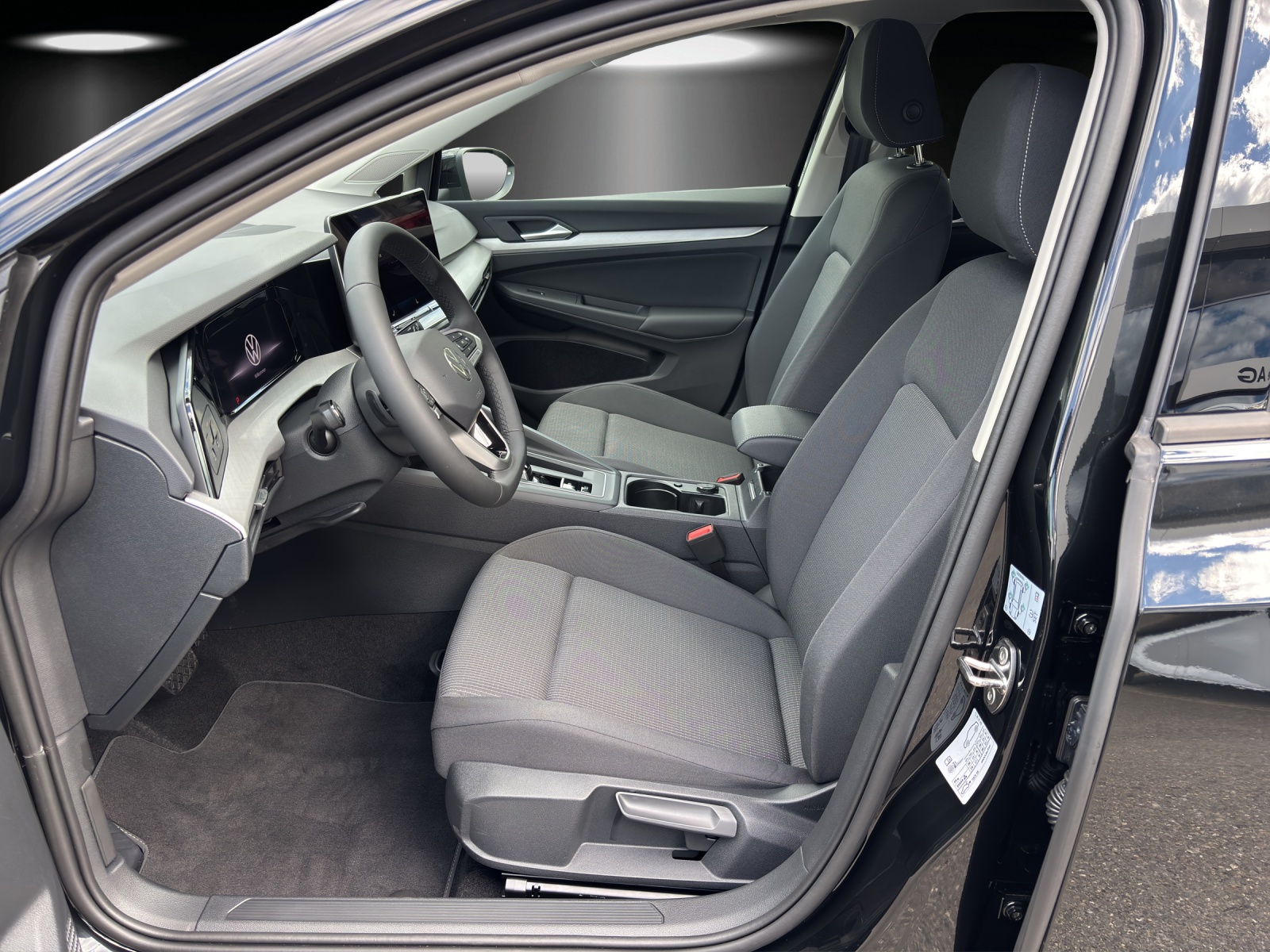 VW Golf 1.5 e TSI mHEV Value DSG-image-9