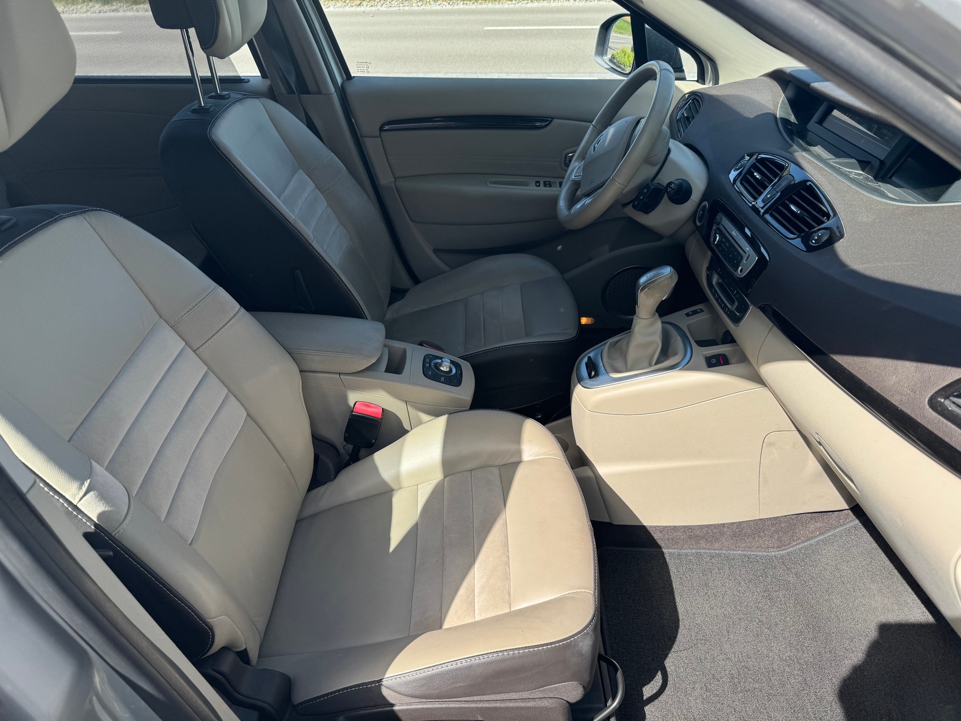 RENAULT Scénic 2.0 dCi Privilège Automatic-image-11