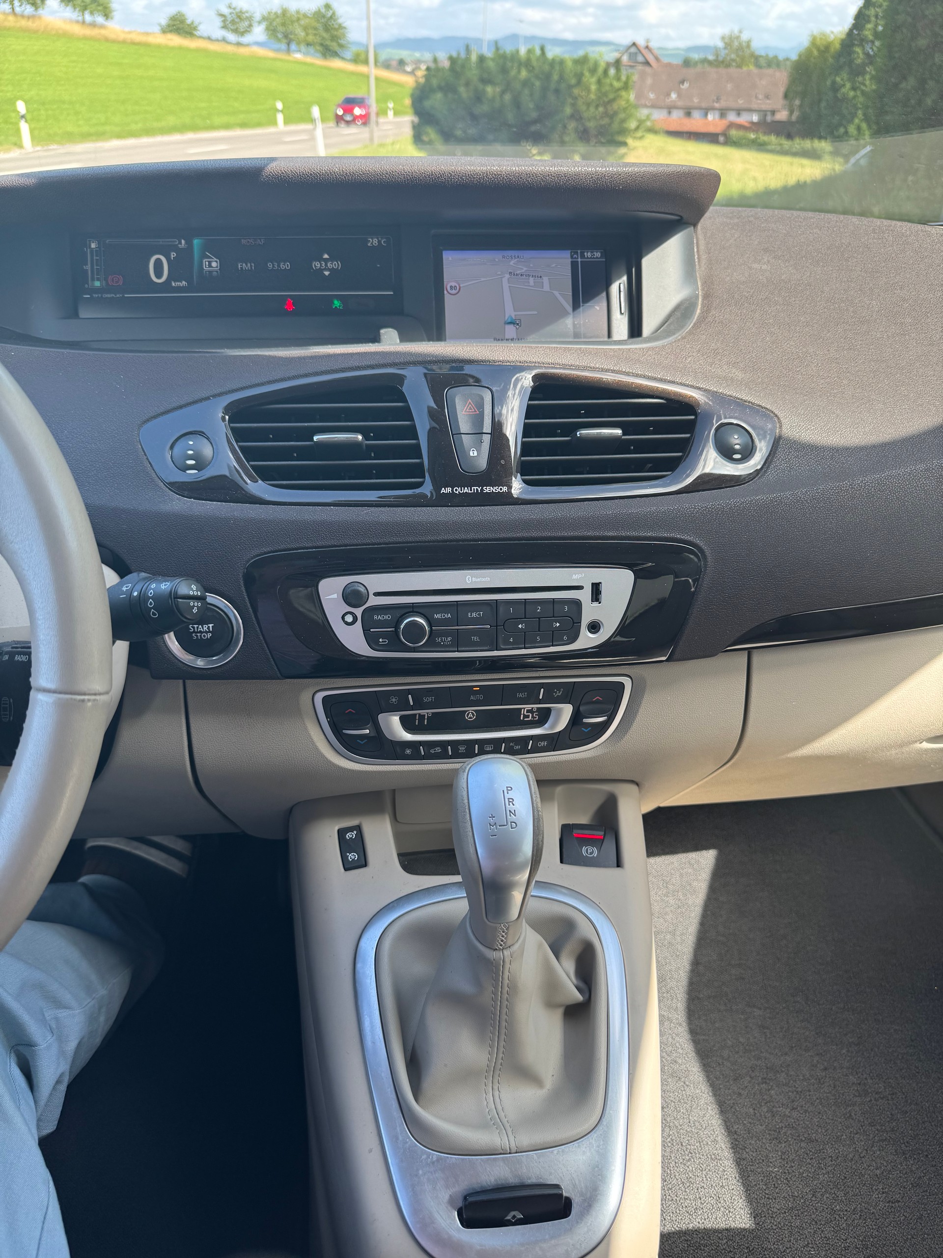 RENAULT Scénic 2.0 dCi Privilège Automatic-image-12