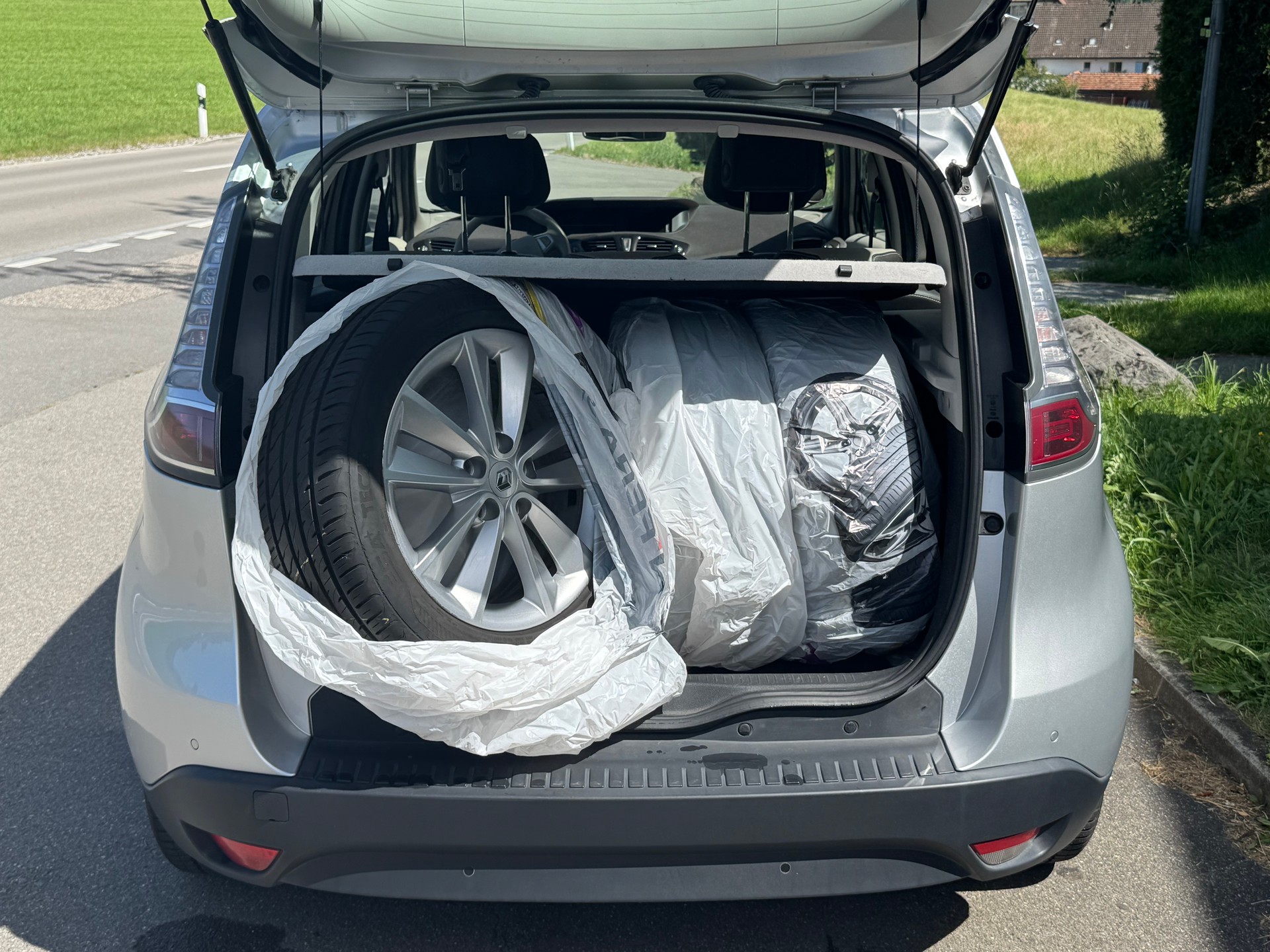 RENAULT Scénic 2.0 dCi Privilège Automatic-image-6