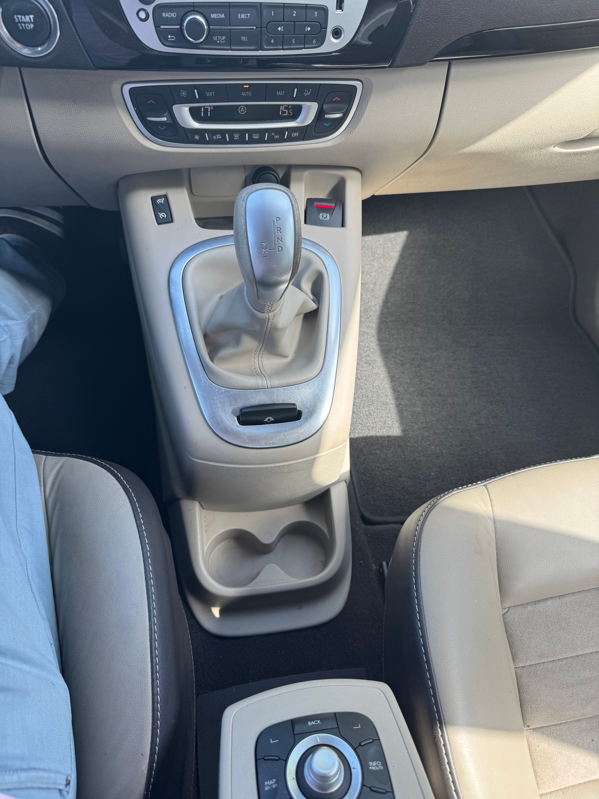 RENAULT Scénic 2.0 dCi Privilège Automatic-image-14