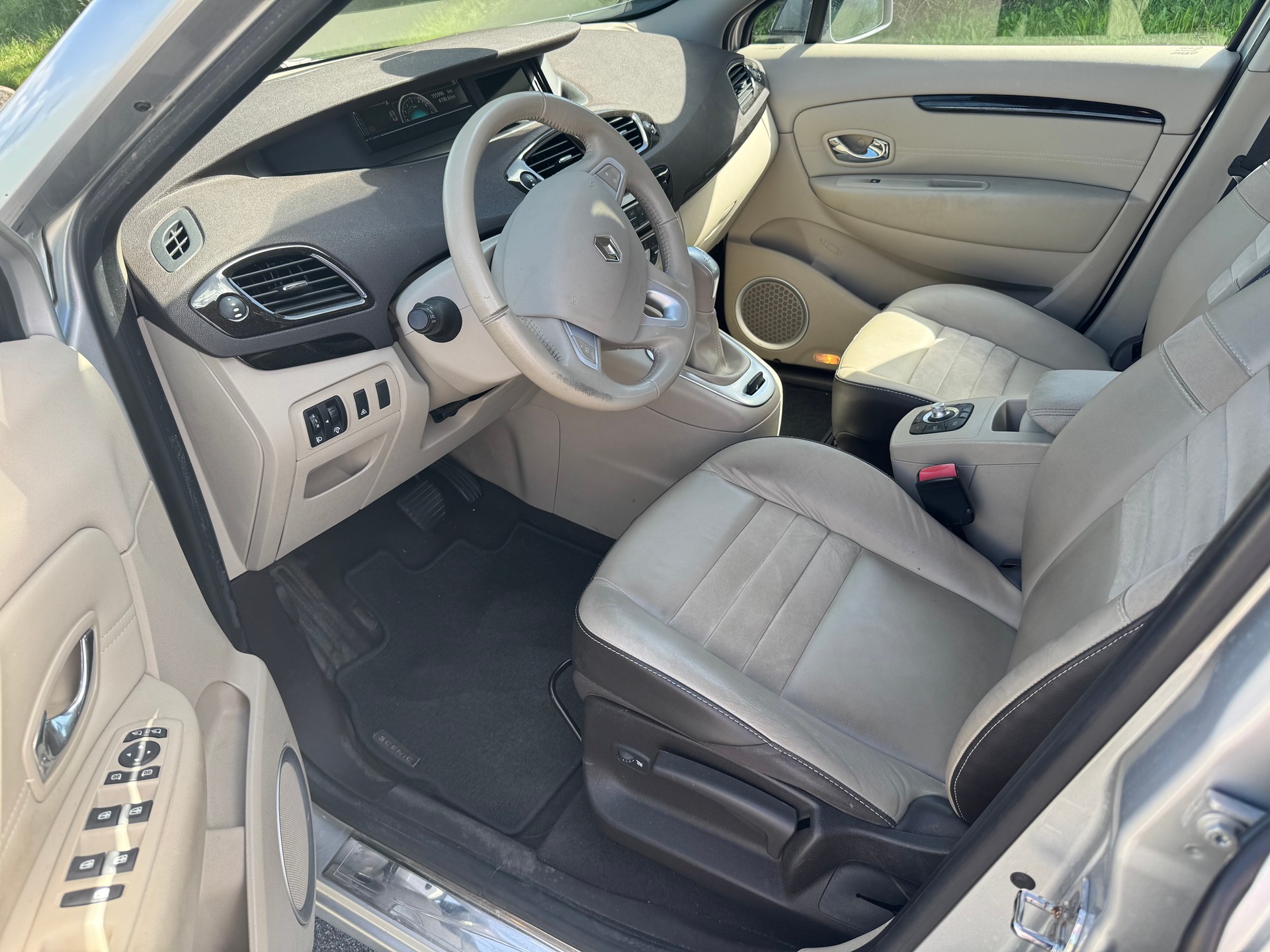 RENAULT Scénic 2.0 dCi Privilège Automatic-image-8