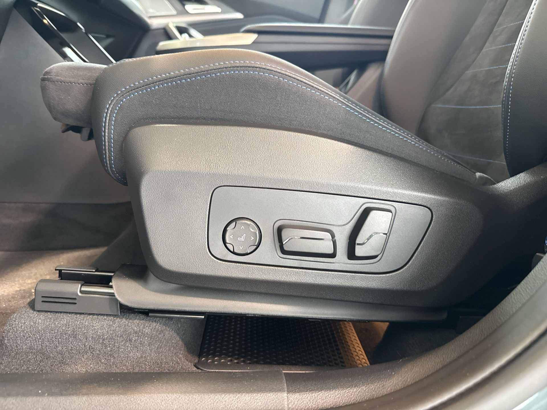 BMW X1 xDrive 23i 48V M Sport Pro-image-18