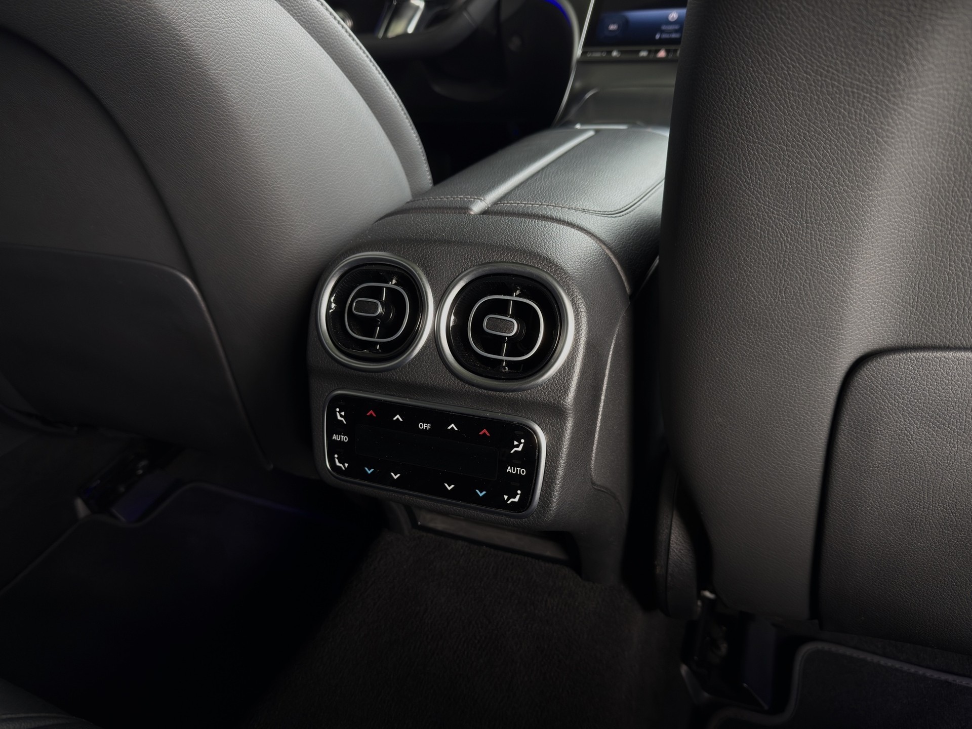 MERCEDES-BENZ C 220 d T 4Matic AMG Line-image-14