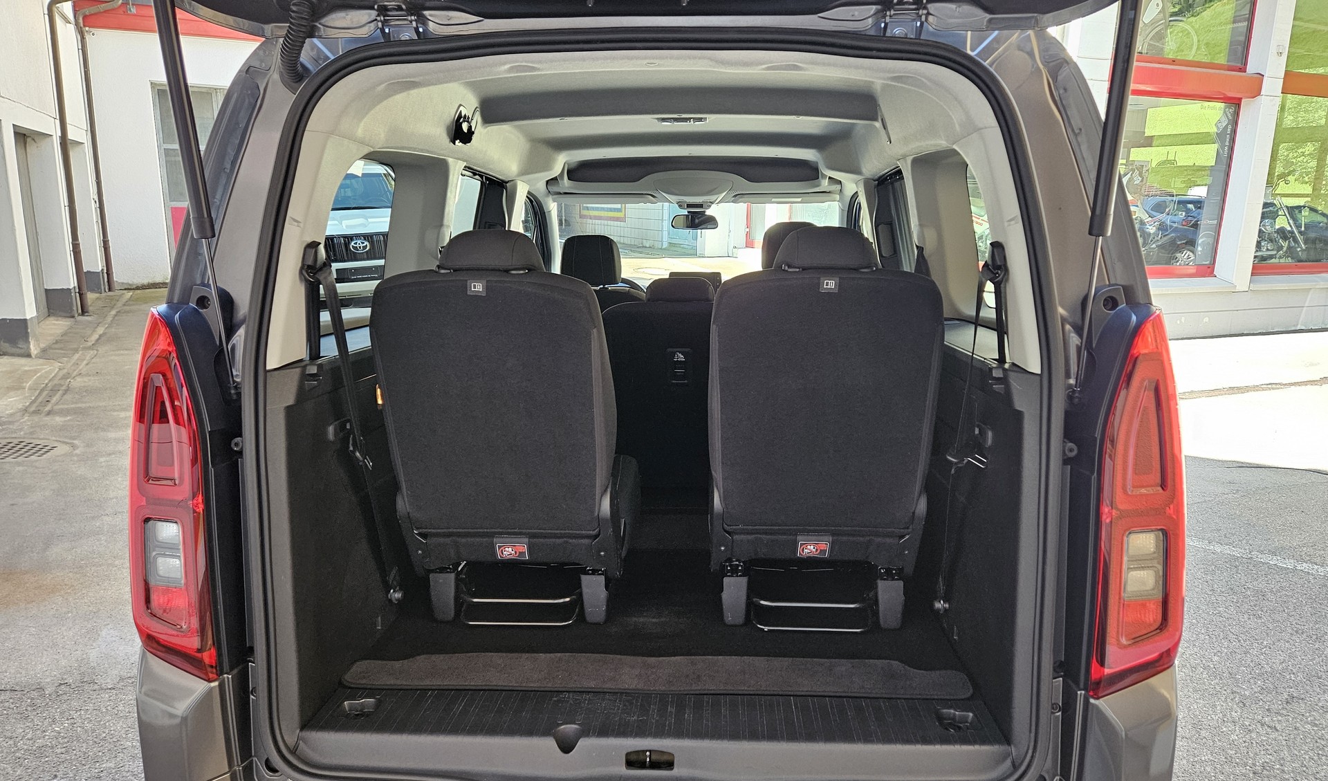 TOYOTA Proace City Verso 1.5 Trend Long Automatik-image-5