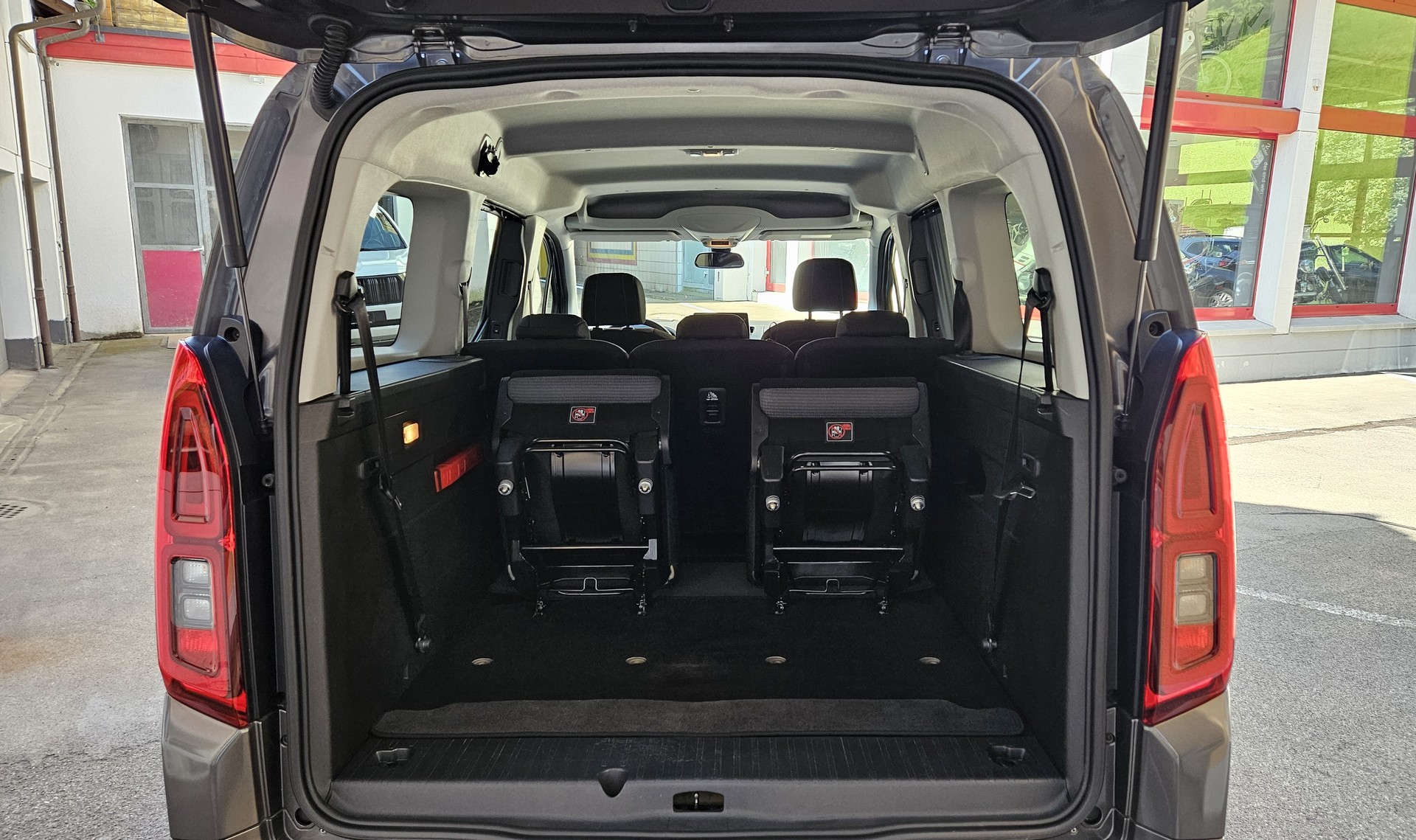 TOYOTA Proace City Verso 1.5 Trend Long Automatik-image-4