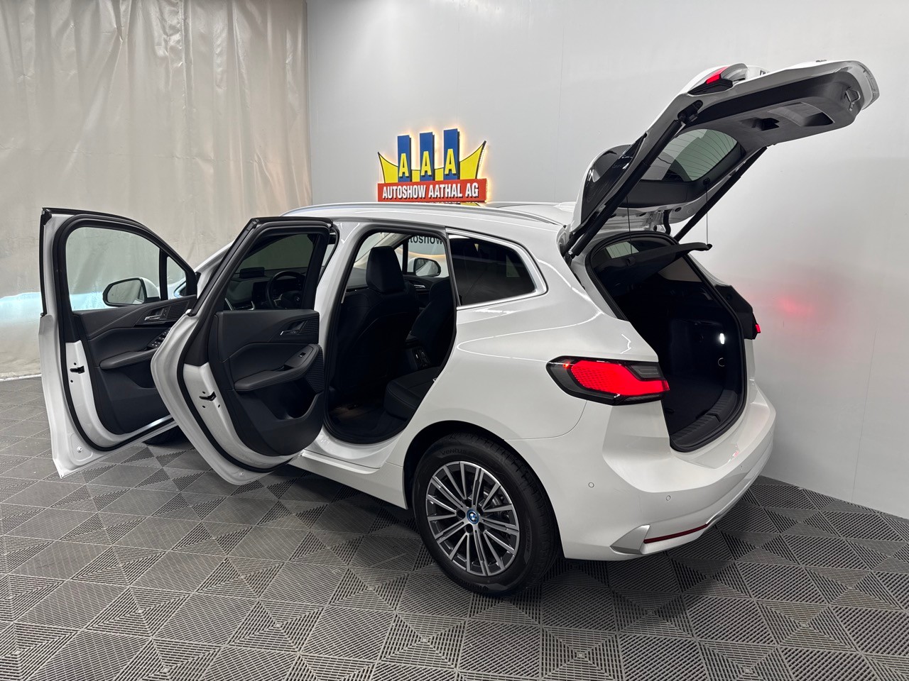BMW 225e xDrive Active Tourer Luxury Line-image-4