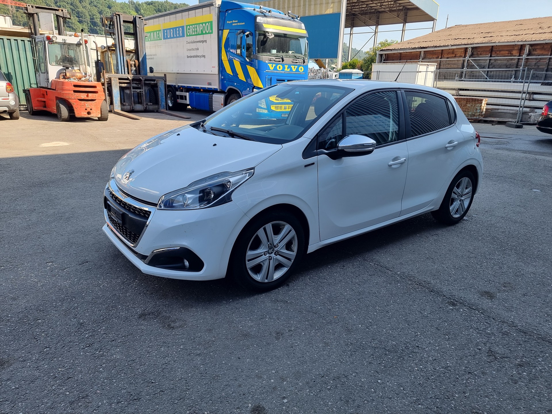 PEUGEOT 208 1.2 PureTech Signature-image-0