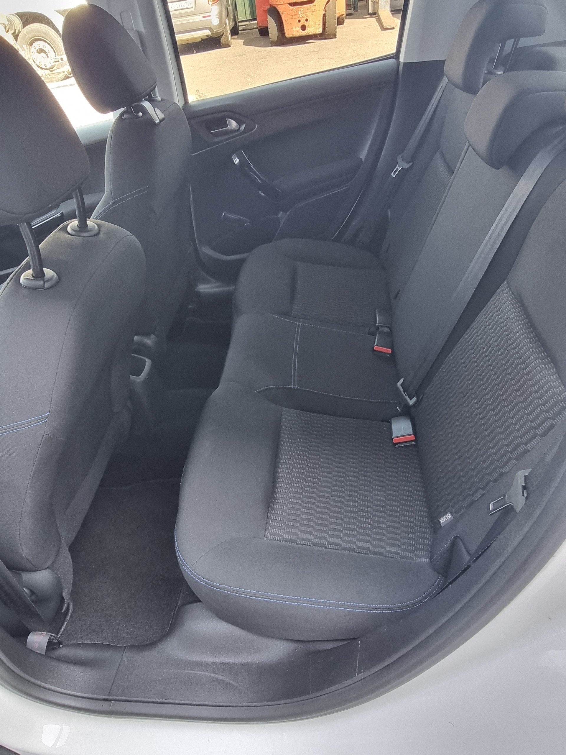 PEUGEOT 208 1.2 PureTech Signature-image-12
