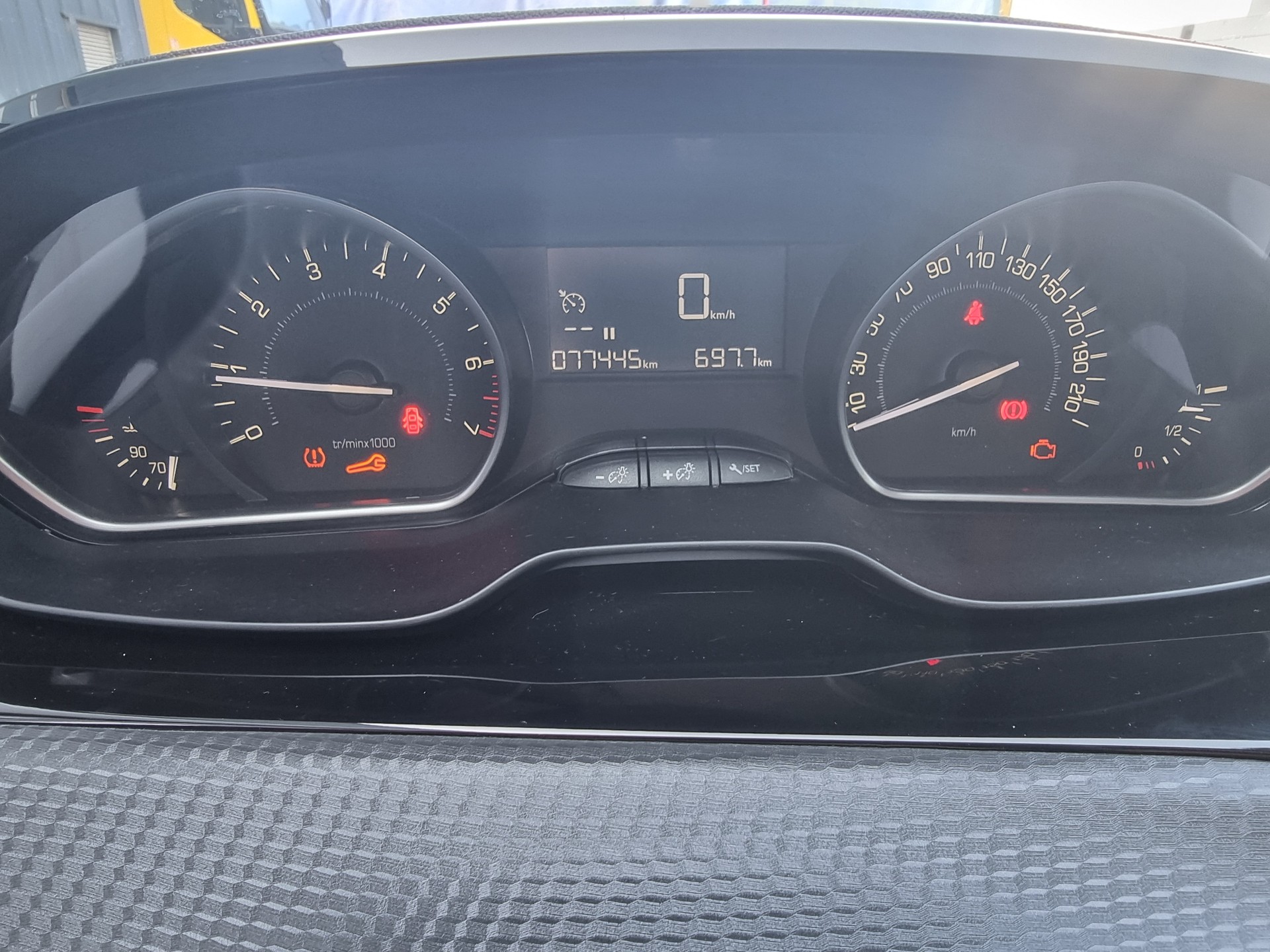 PEUGEOT 208 1.2 PureTech Signature-image-10