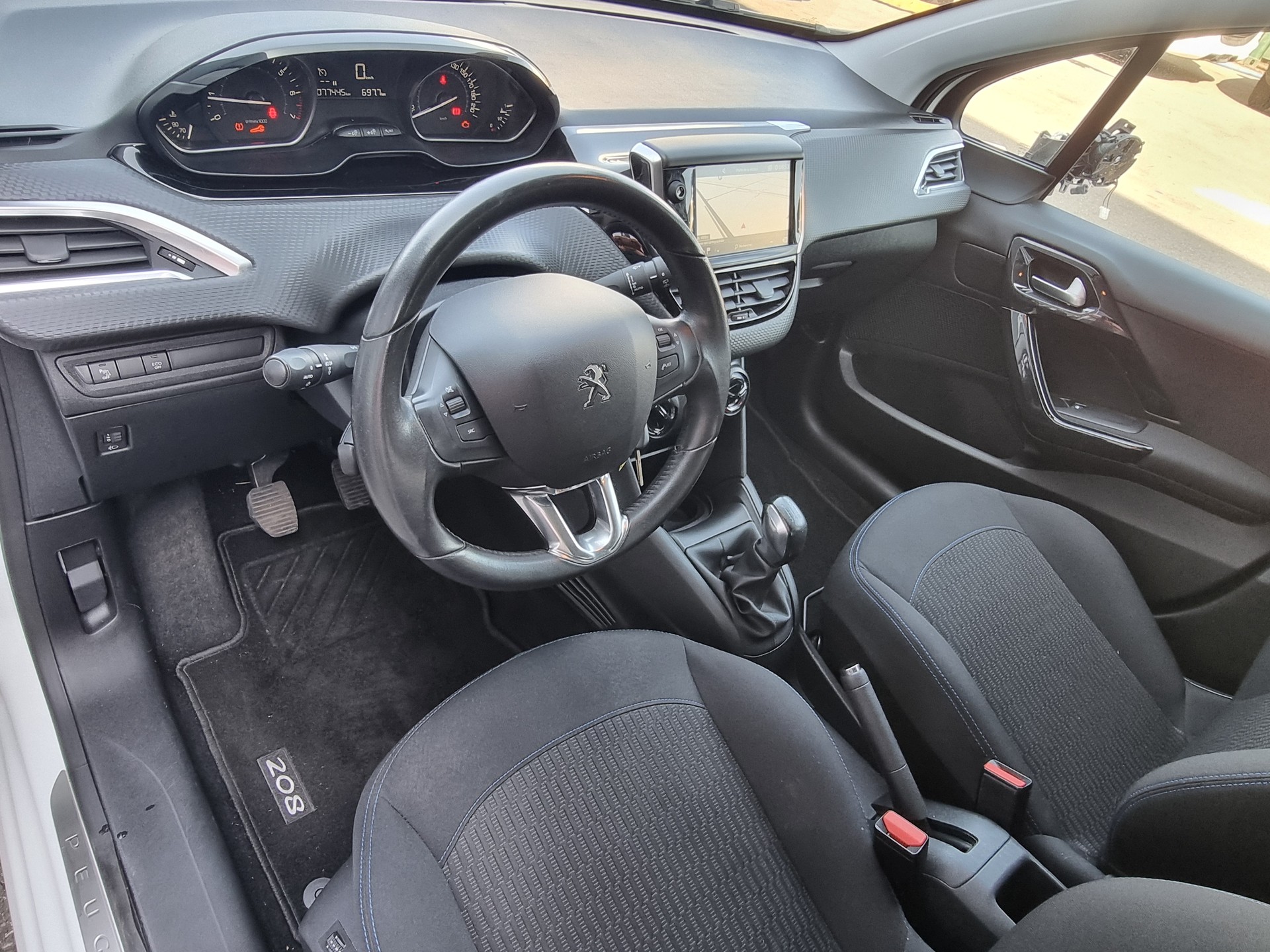PEUGEOT 208 1.2 PureTech Signature-image-13
