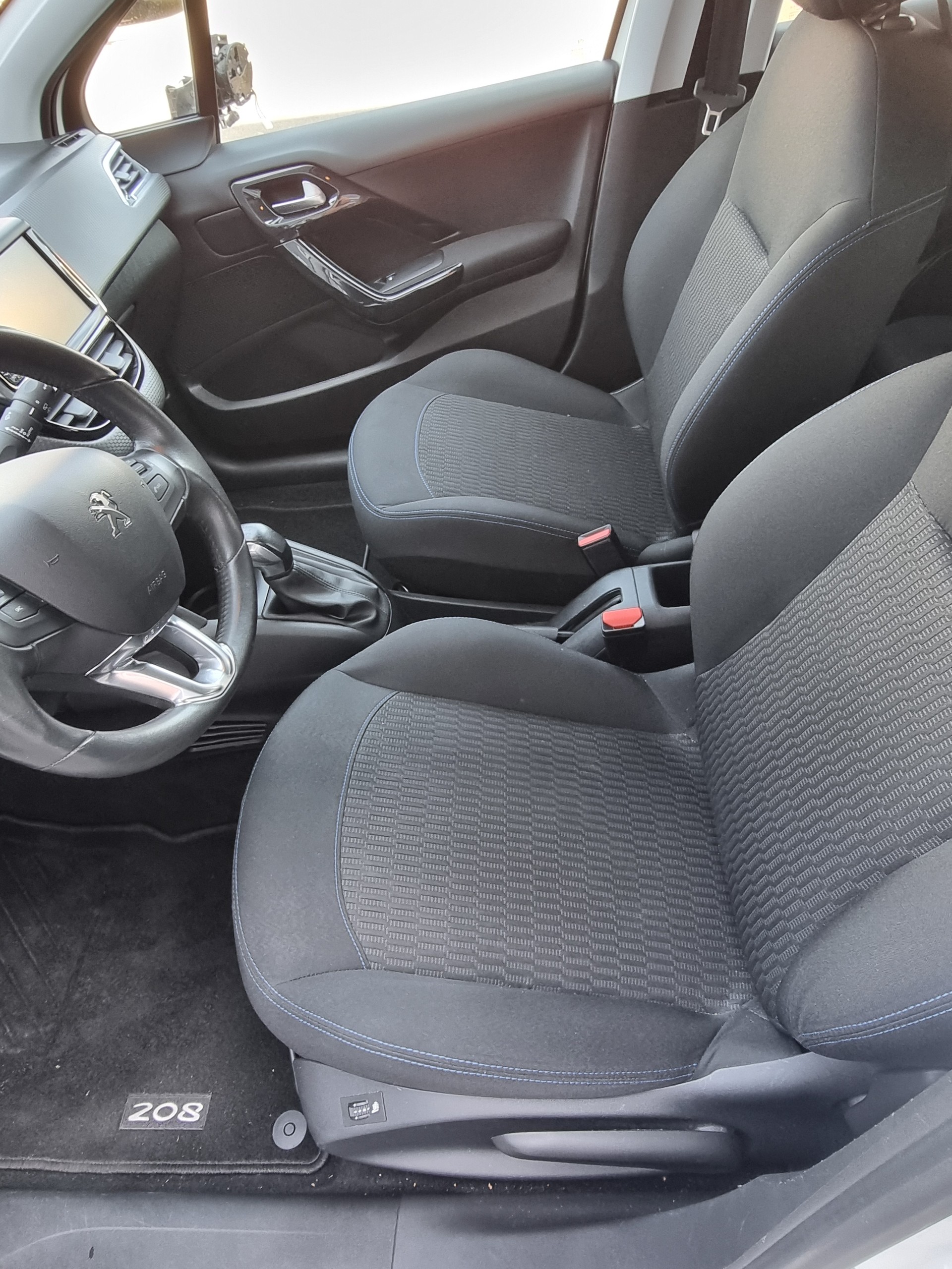 PEUGEOT 208 1.2 PureTech Signature-image-11