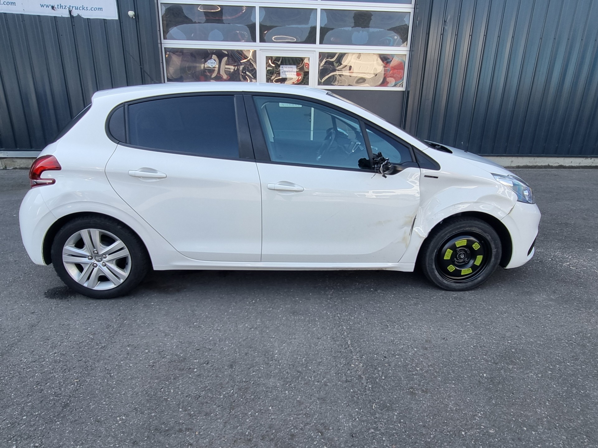 PEUGEOT 208 1.2 PureTech Signature-image-7