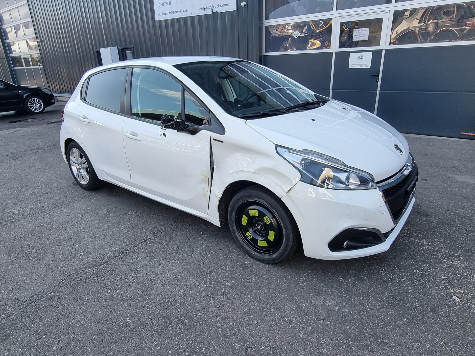 PEUGEOT 208 1.2 PureTech Signature-image-1