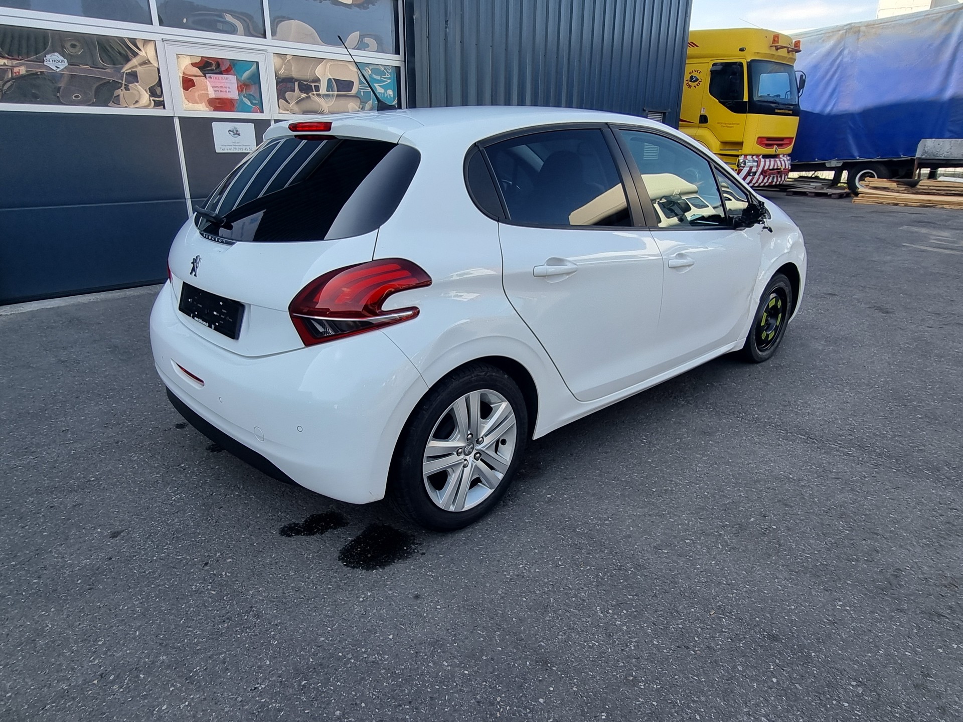 PEUGEOT 208 1.2 PureTech Signature-image-3