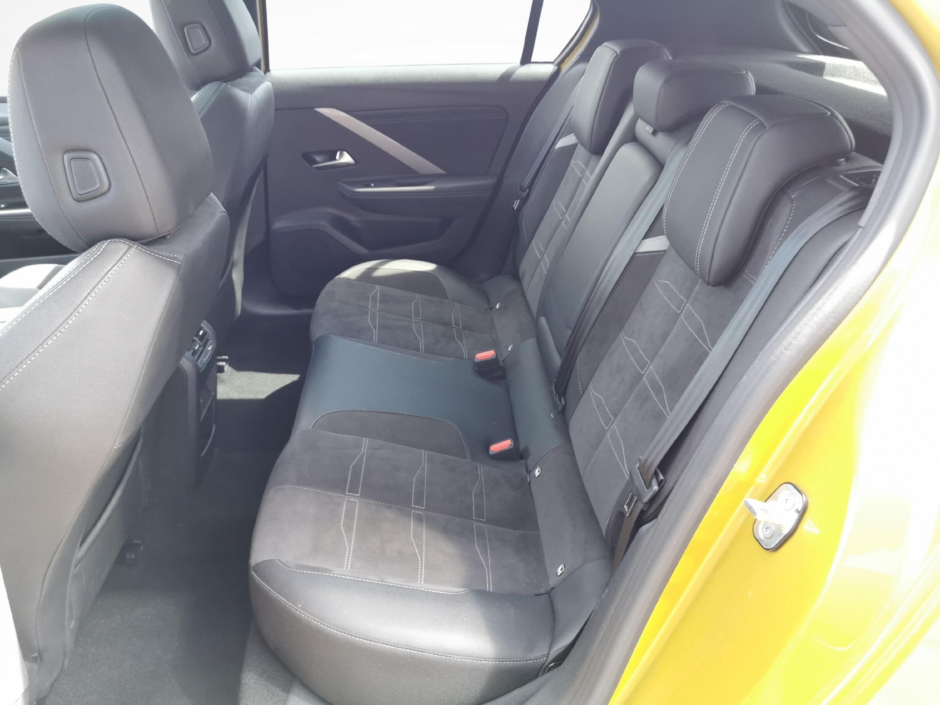 OPEL Astra 1.6 T PHEV 180 Swiss Premium-image-7