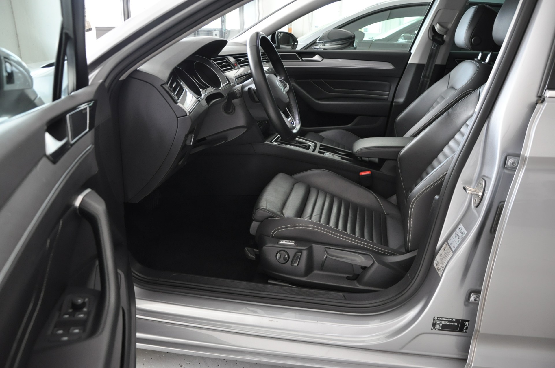 VW Passat 2.0 TDI BMT Business 4Motion DSG-image-9