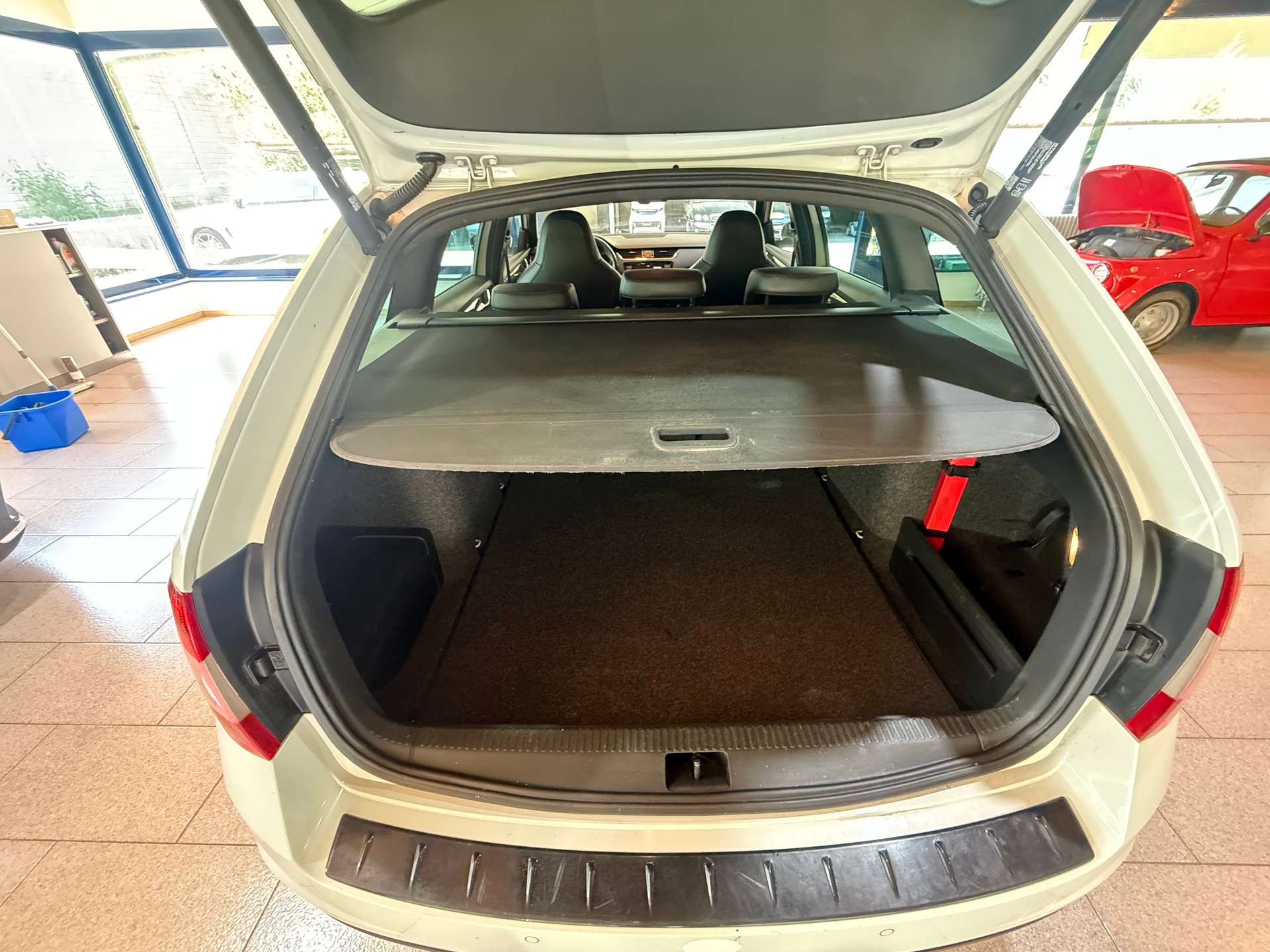 SKODA Octavia Combi 2.0 TDI RS DSG-image-11